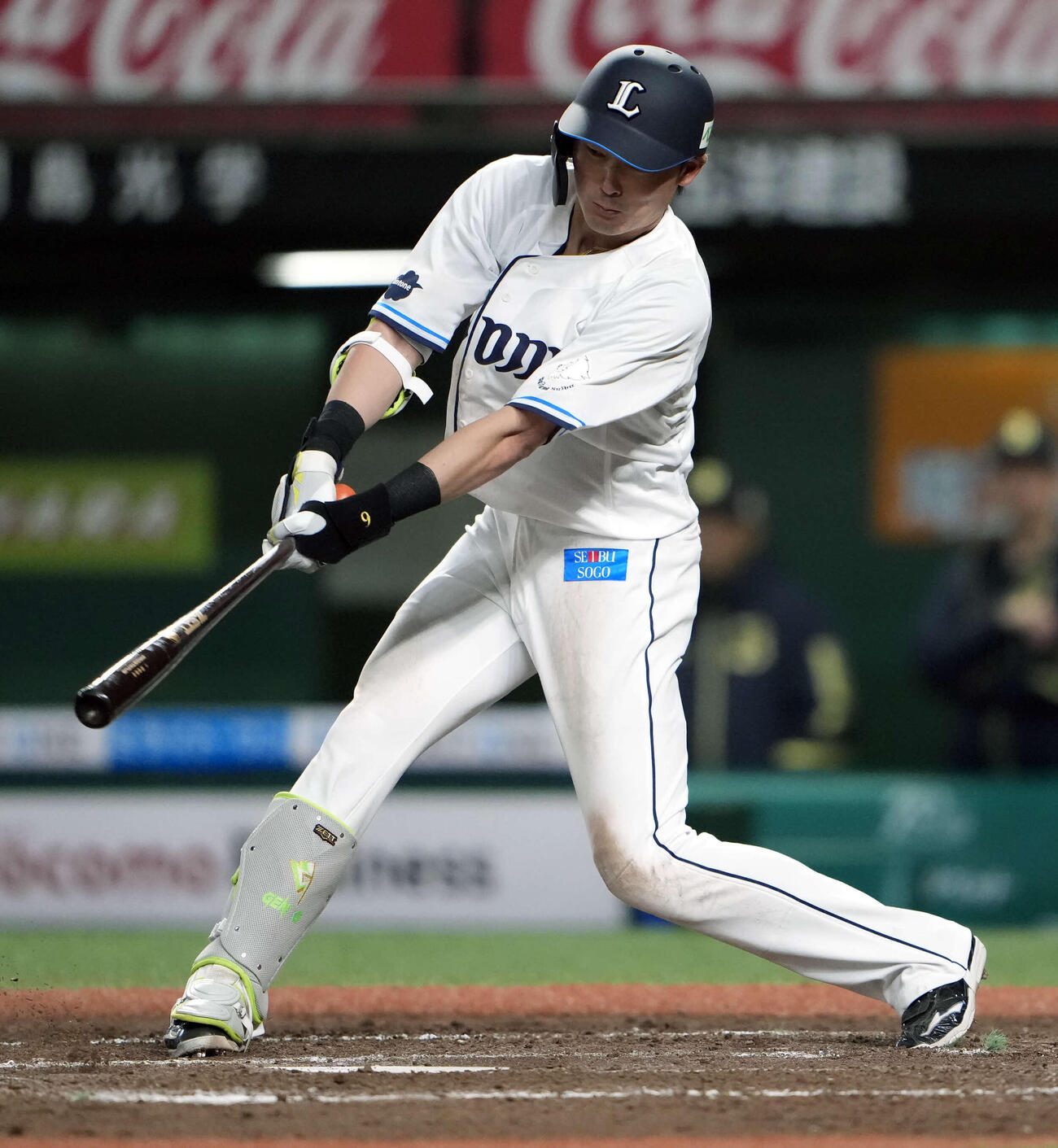 西武対オリックス　8回裏西武1死、中前打を放つ源田（撮影・小島史椰）