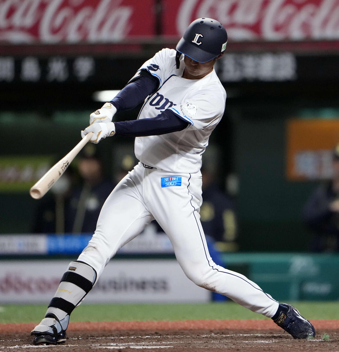 西武対オリックス　8回裏西武1死一塁、中前打を放つ石井（撮影・小島史椰）
