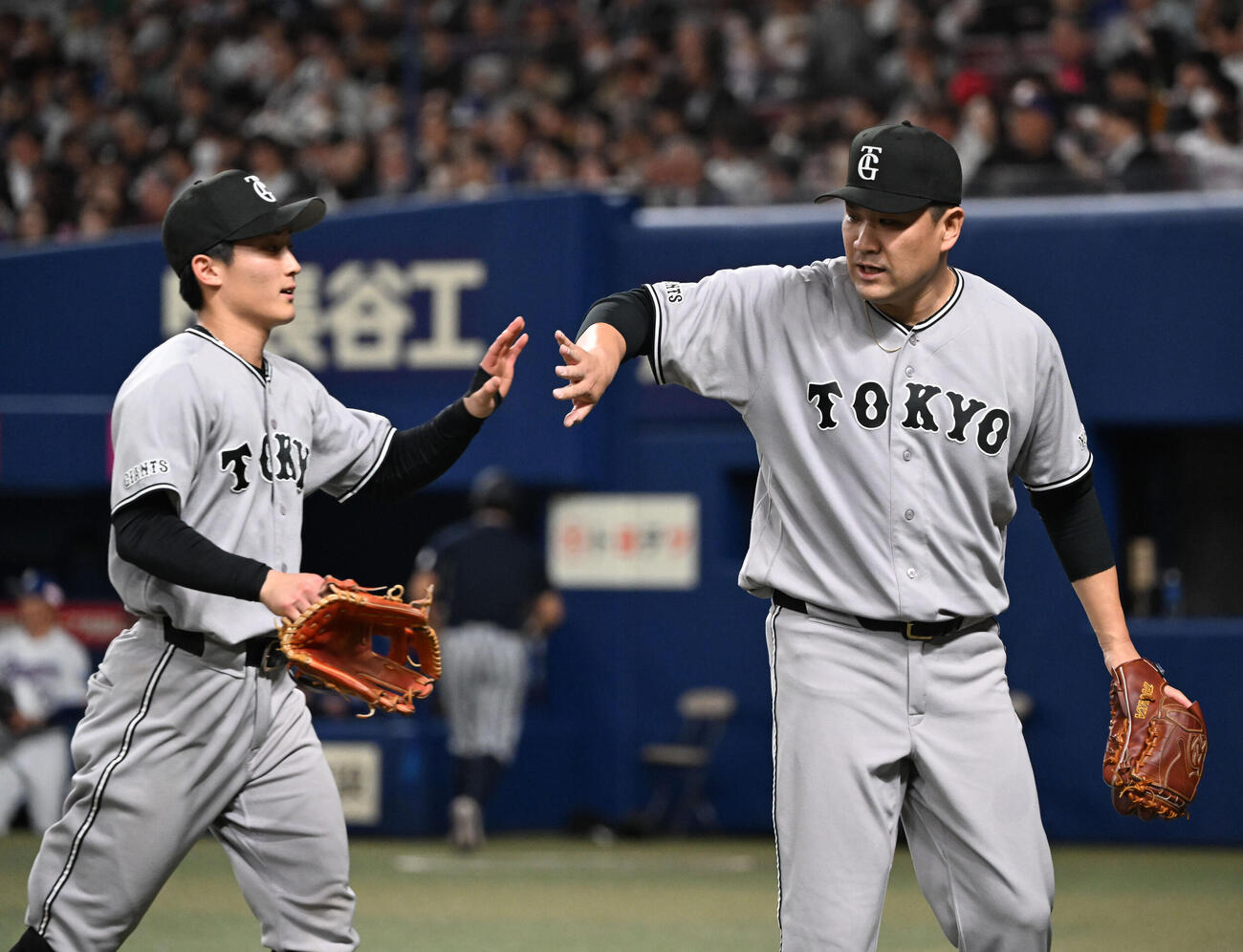 中日対巨人　4回裏中日2死一、二塁、木下を二ゴロに抑え、ベンチに引き揚げる田中将（右）（撮影・和賀正仁）