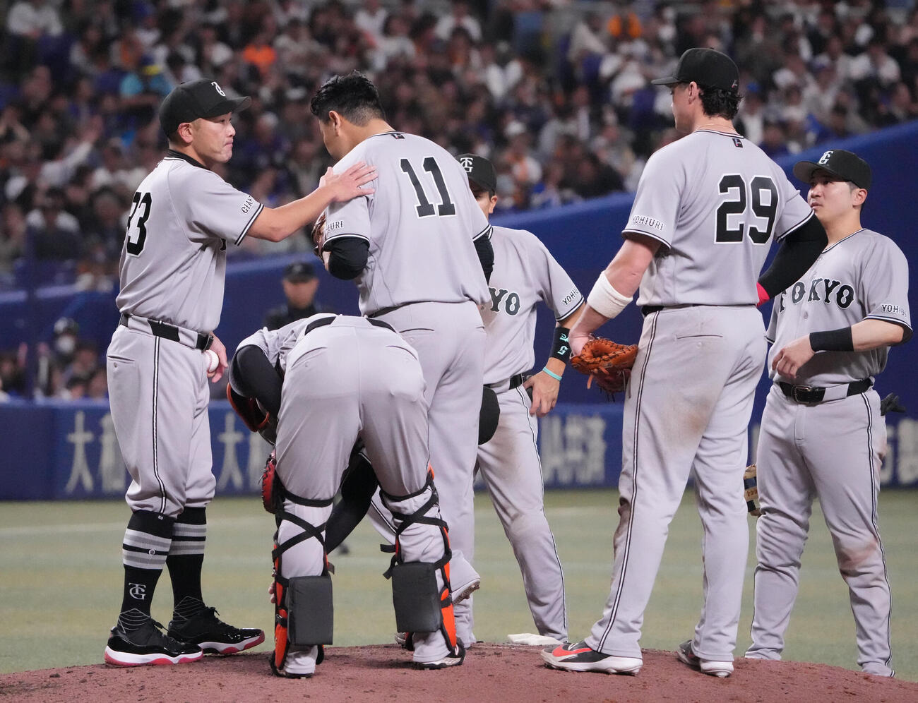 中日対巨人　6回裏中日2死二、三塁、巨人先発の田中将（左から3人目）はマウンドを降りる（撮影・森本幸一）