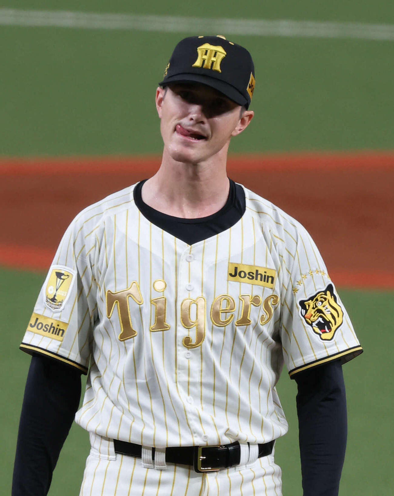 阪神対DeNA　阪神先発のルーカスは初回に失点し舌を出して悔しがる（撮影・西尾就之）