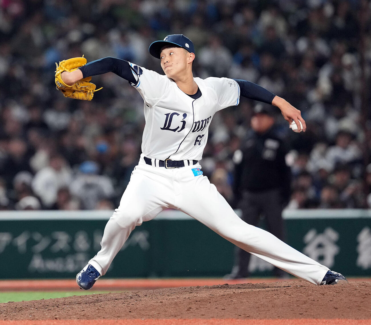 西武対オリックス　8回からマウンドに上がった西武冨士（撮影・たえ見朱実）