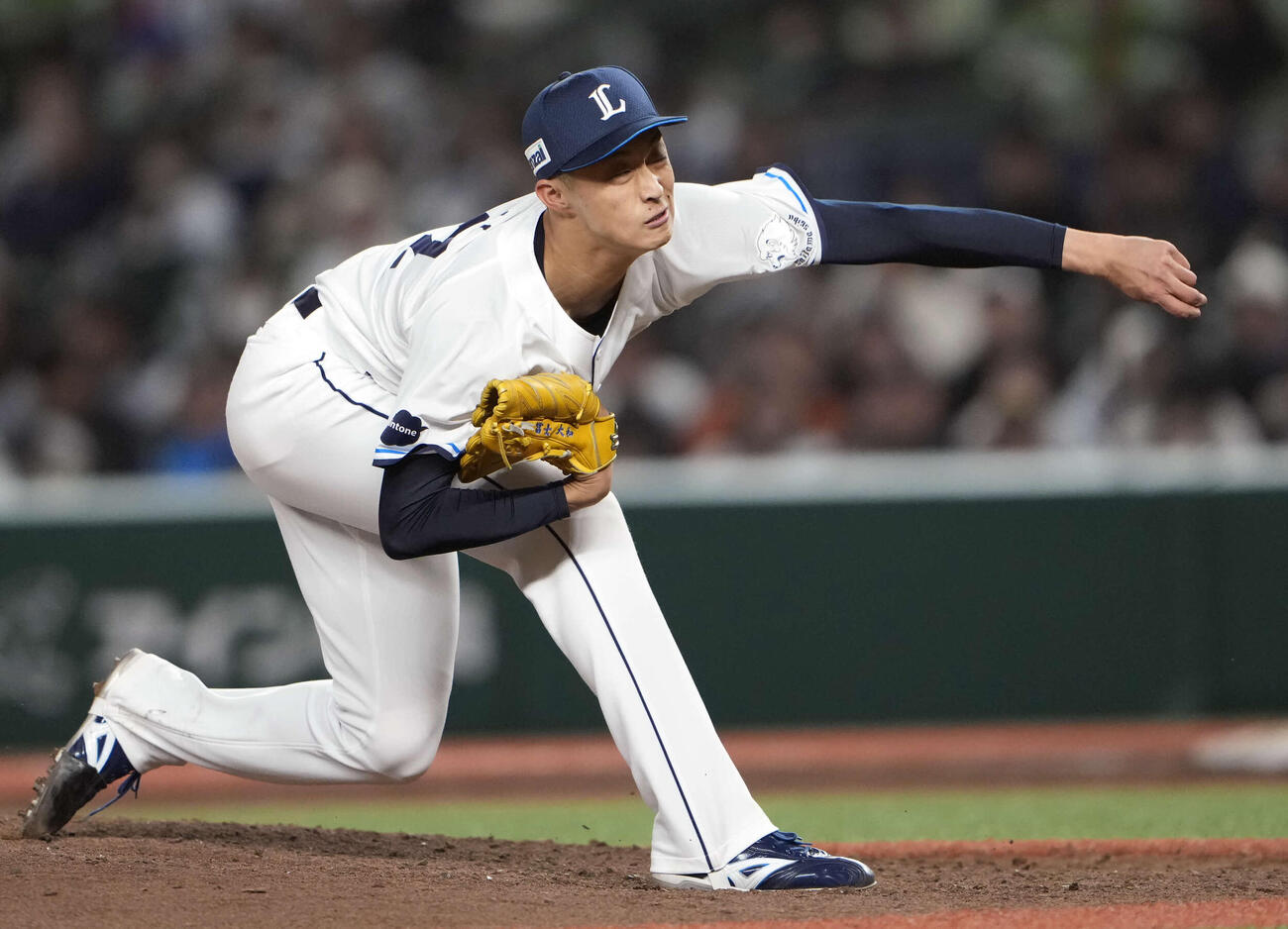 8回表3番手で登板する西武冨士（撮影・小島史椰）