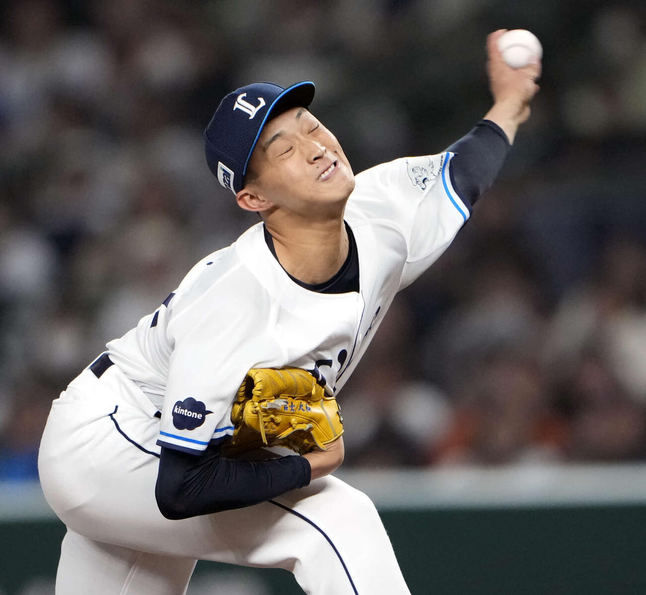 8回表3番手で登板する西武冨士（撮影・小島史椰）