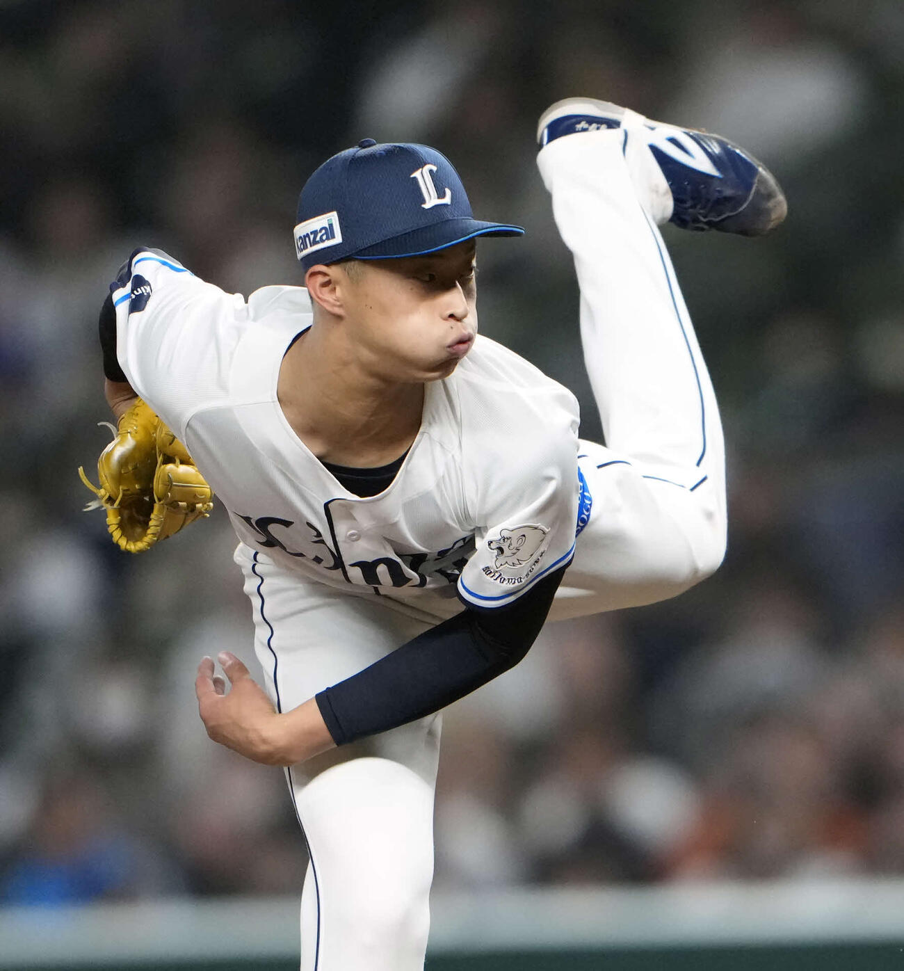 8回表3番手で登板する西武冨士（撮影・小島史椰）
