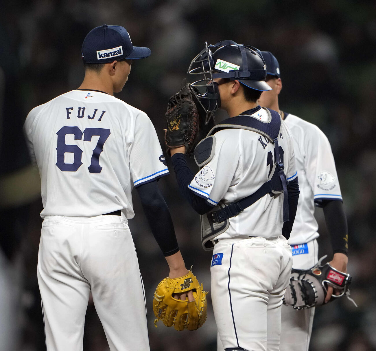 西武対オリックス　8回表オリックス1死一塁、マウンドに集まる冨士（左）と小島（撮影・小島史椰）
