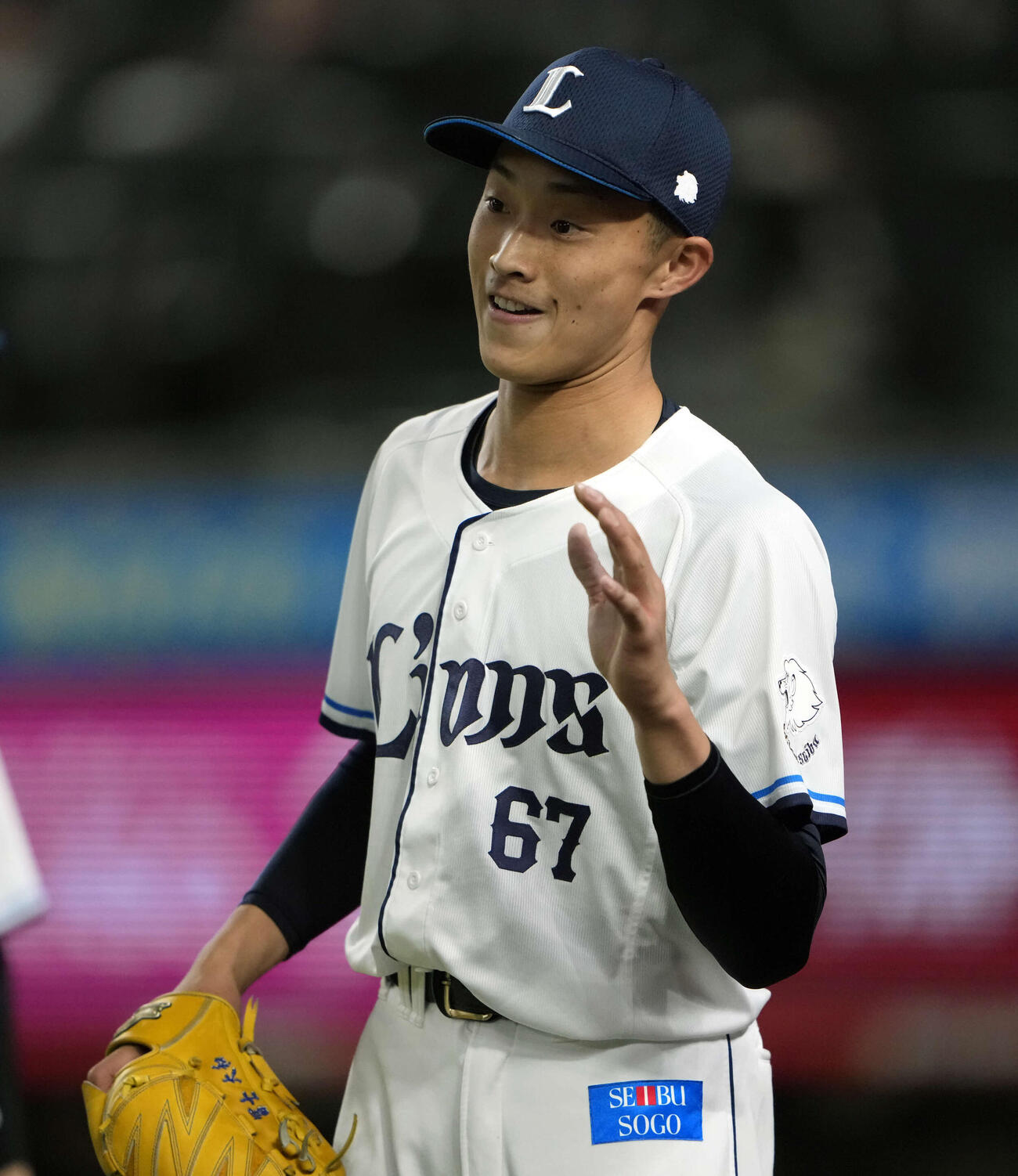 西武対オリックス　8回表オリックス2死二塁、中川を三ゴロに仕留めタッチする冨士（撮影・小島史椰）