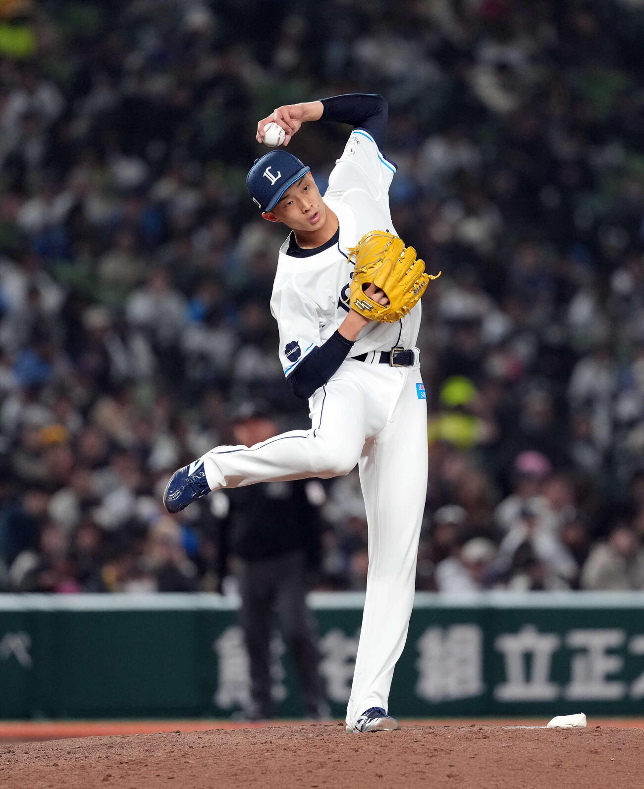 西武対オリックス　8回からマウンドに上がった西武冨士（撮影・たえ見朱実）