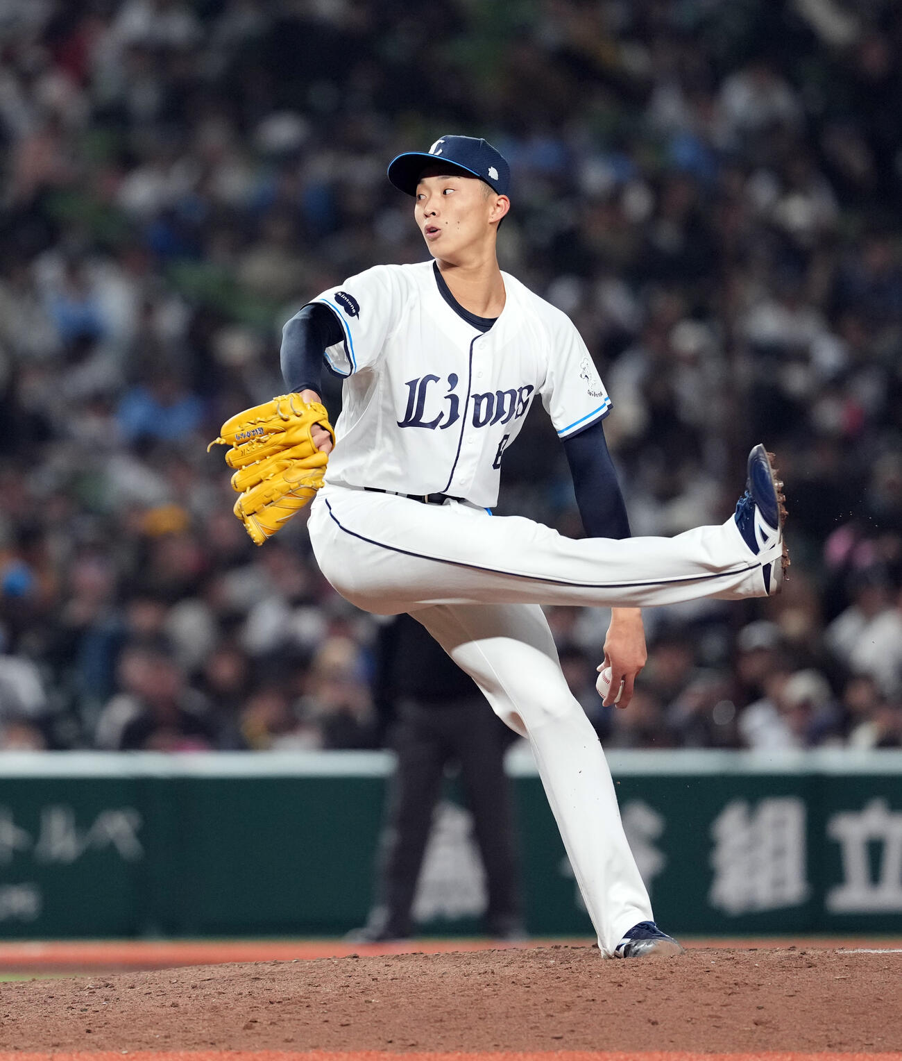 西武対オリックス　8回からマウンドに上がった西武冨士（撮影・たえ見朱実）