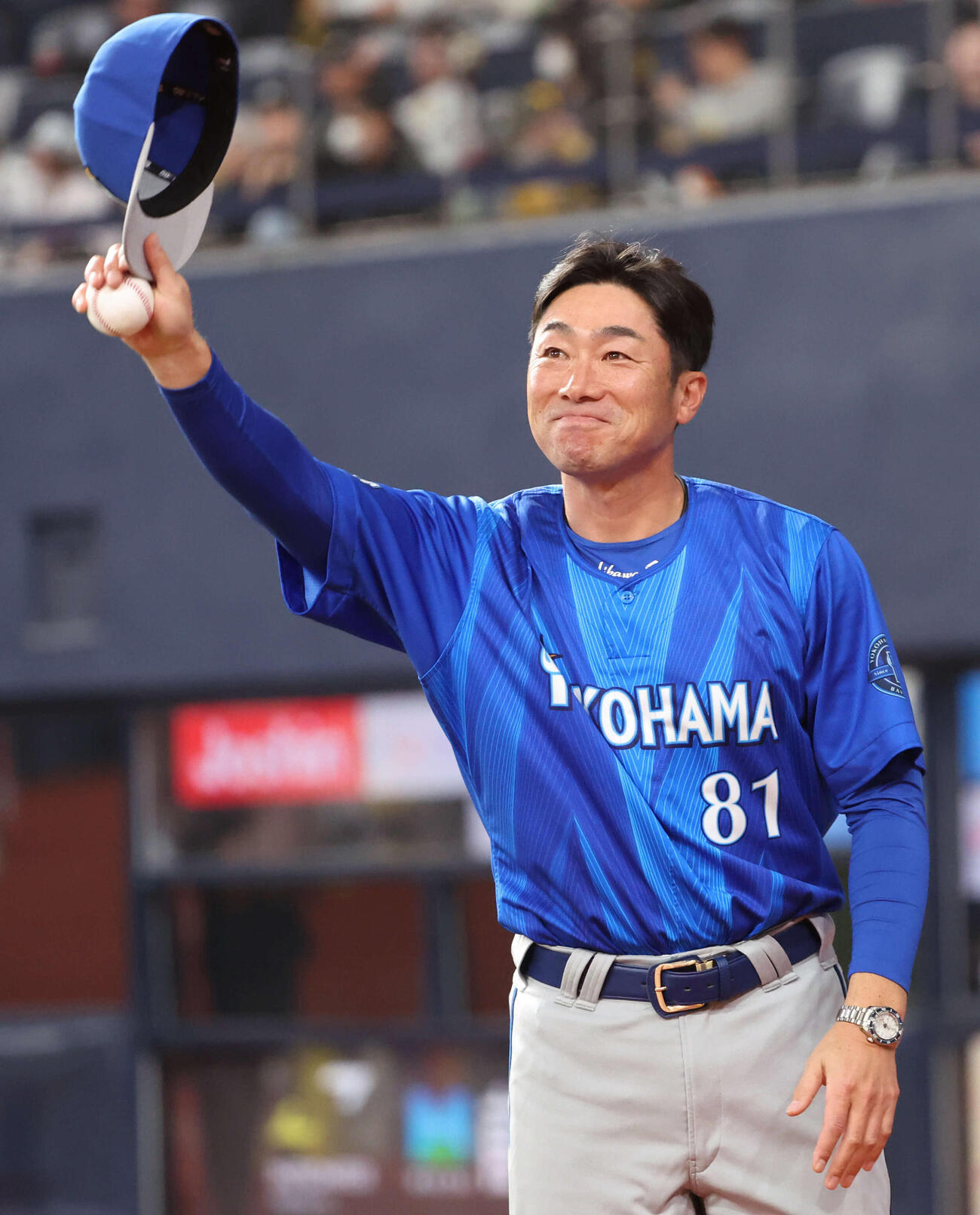 阪神対DeNA　初勝利のDeNA相川監督は左翼席のファンに帽子を振る（撮影・西尾就之）
