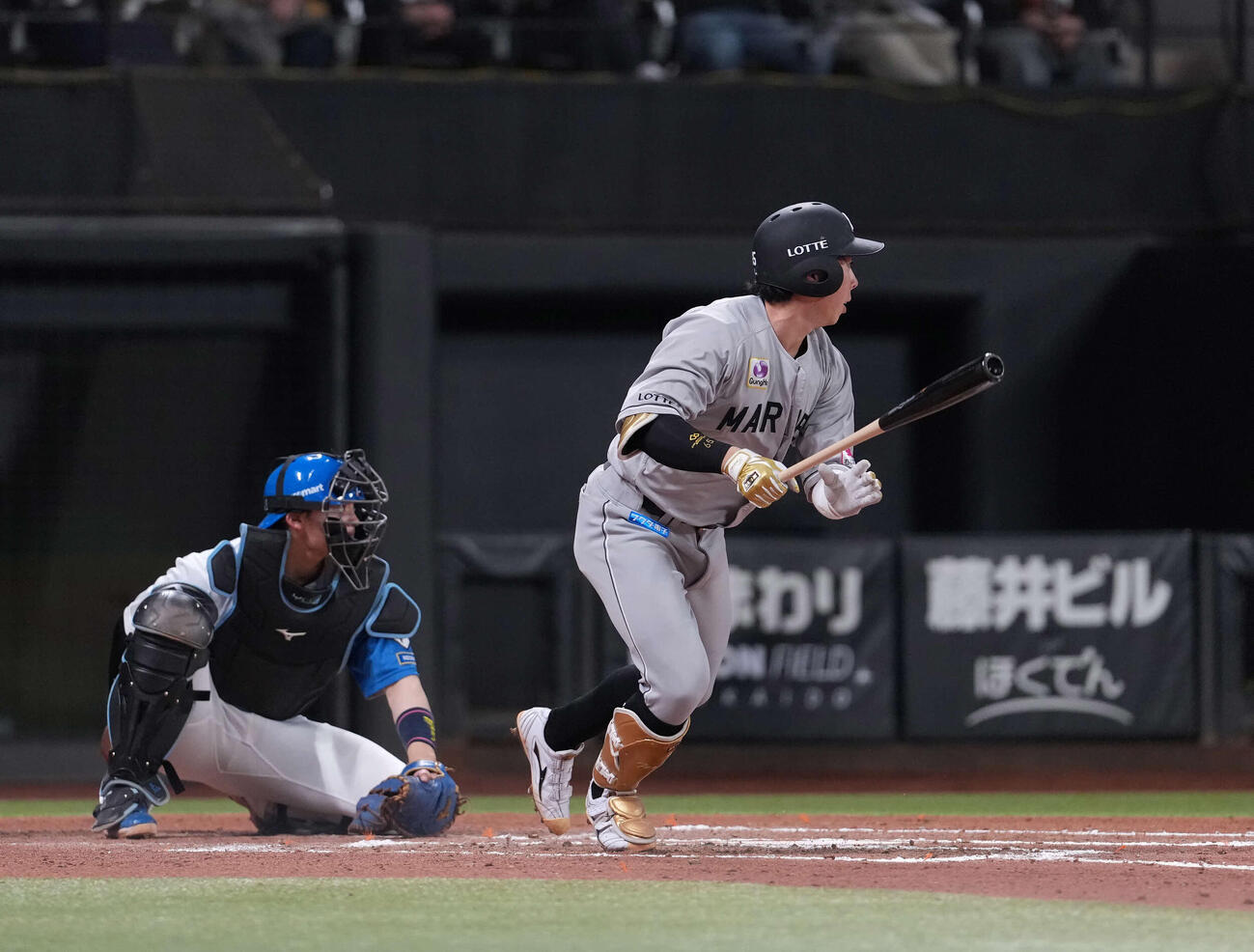 日本ハム対ロッテ　6回表ロッテ2死二塁、適時打を放つ寺地（撮影・井上学）