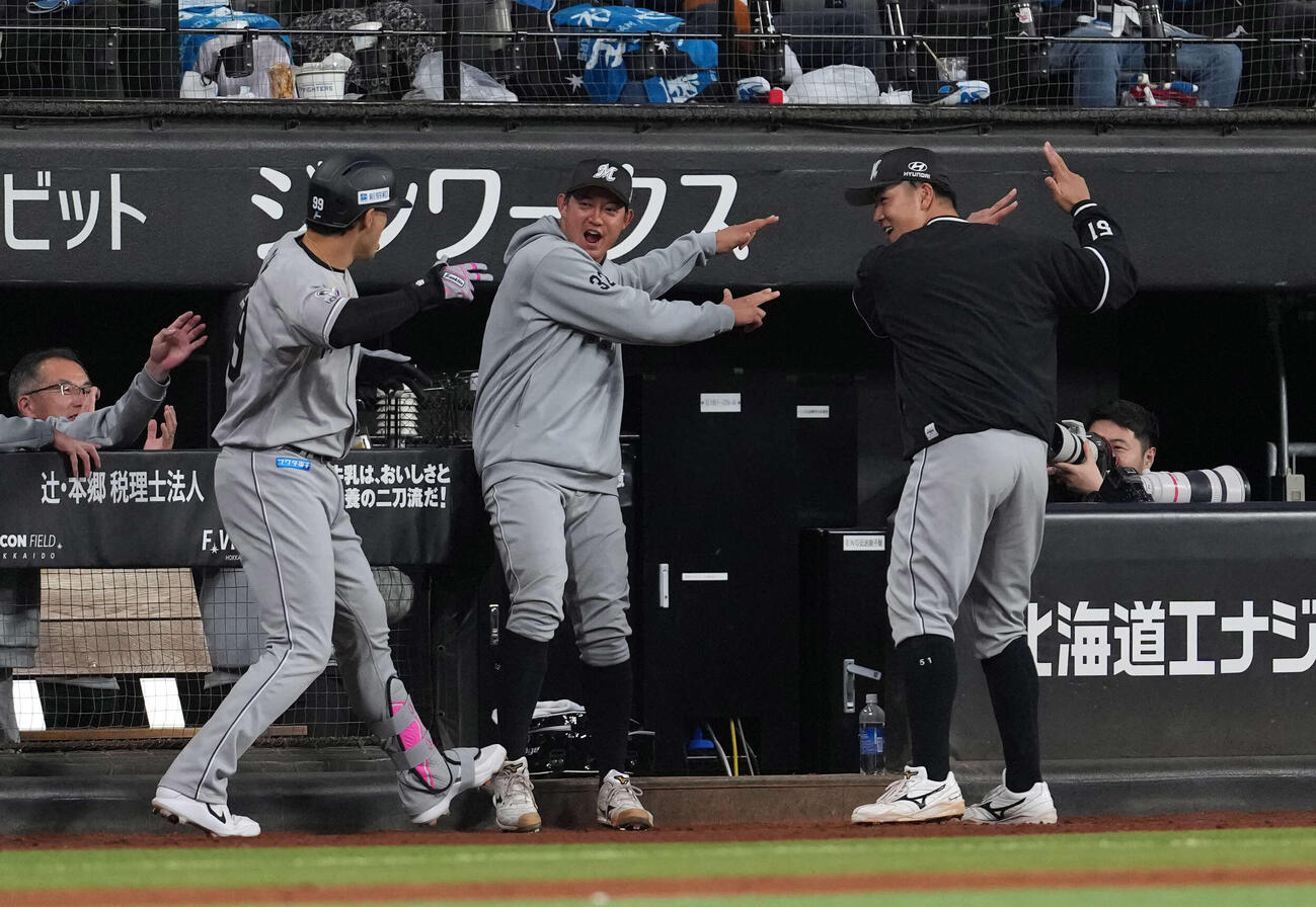 日本ハム対ロッテ　4回表ロッテ2死一、二塁、3点本塁打を放ったソト（左）を出迎えるナイン（撮影・井上学）