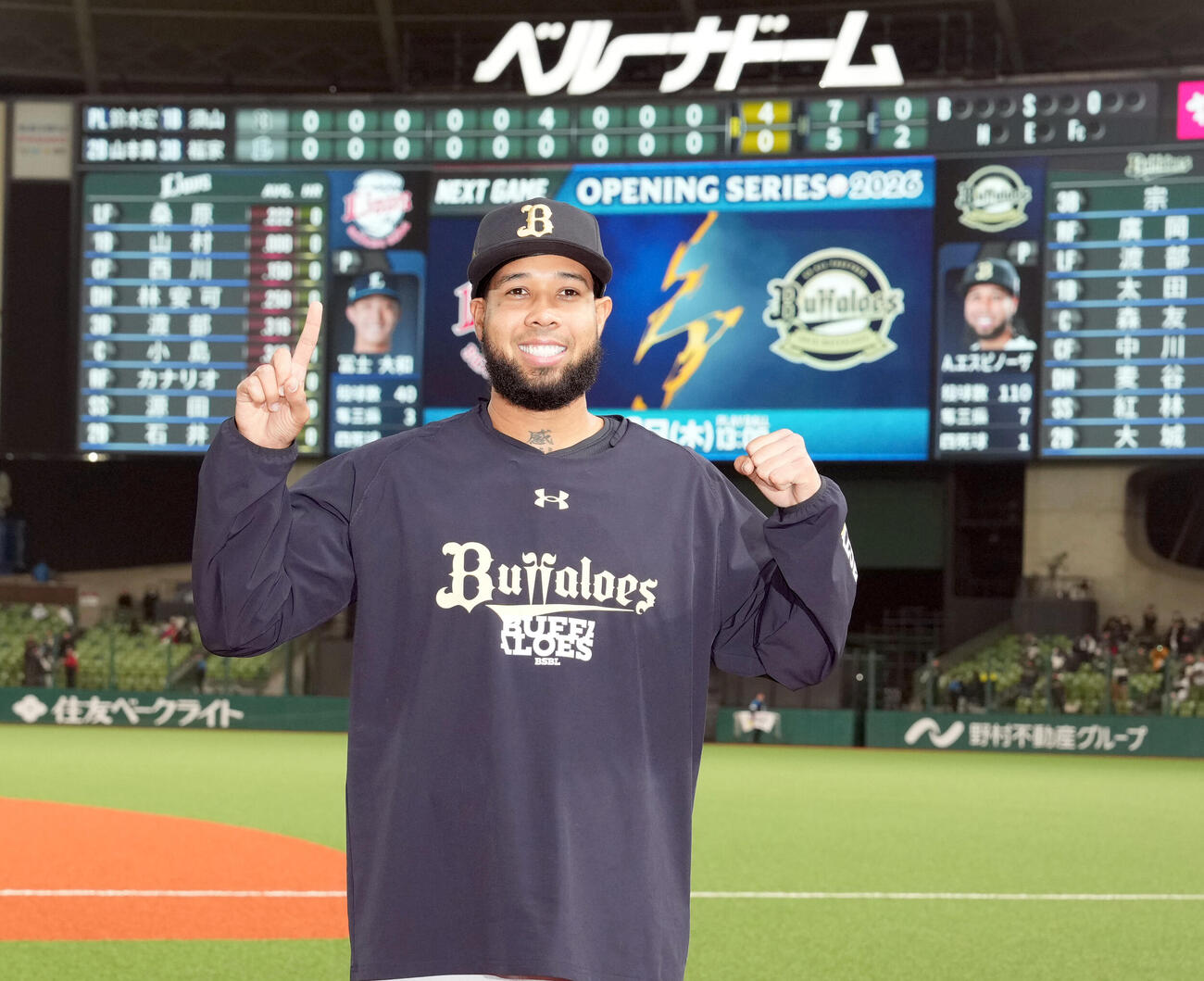 西武対オリックス　完封勝利を飾り笑顔でポーズを決めるオリックスのエスピノーザ（撮影・たえ見朱実）