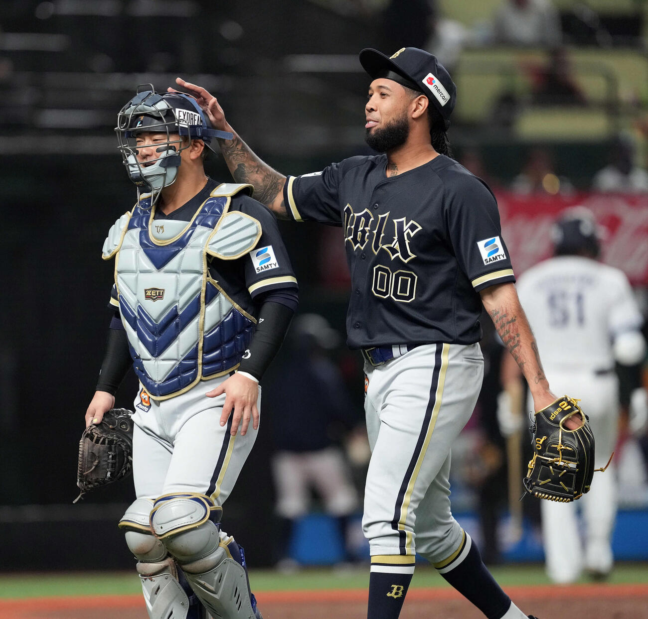 西武対オリックス　6回裏、無失点に抑えたエスピノーザ（右）は捕手の森友哉と笑顔を見せる（撮影・たえ見朱実）