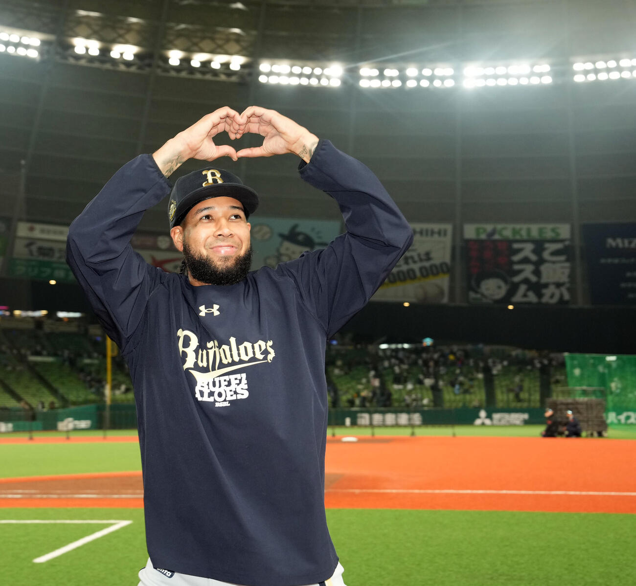 西武対オリックス　完封勝利を飾りファンの声援に応えるオリックスのエスピノーザ（撮影・たえ見朱実）