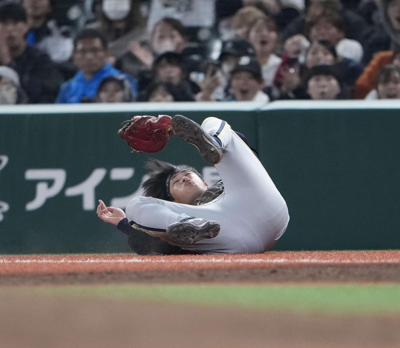 西武対オリックス　8回裏西武2死一、二塁、山村の打球を好捕する太田（撮影・小島史椰）