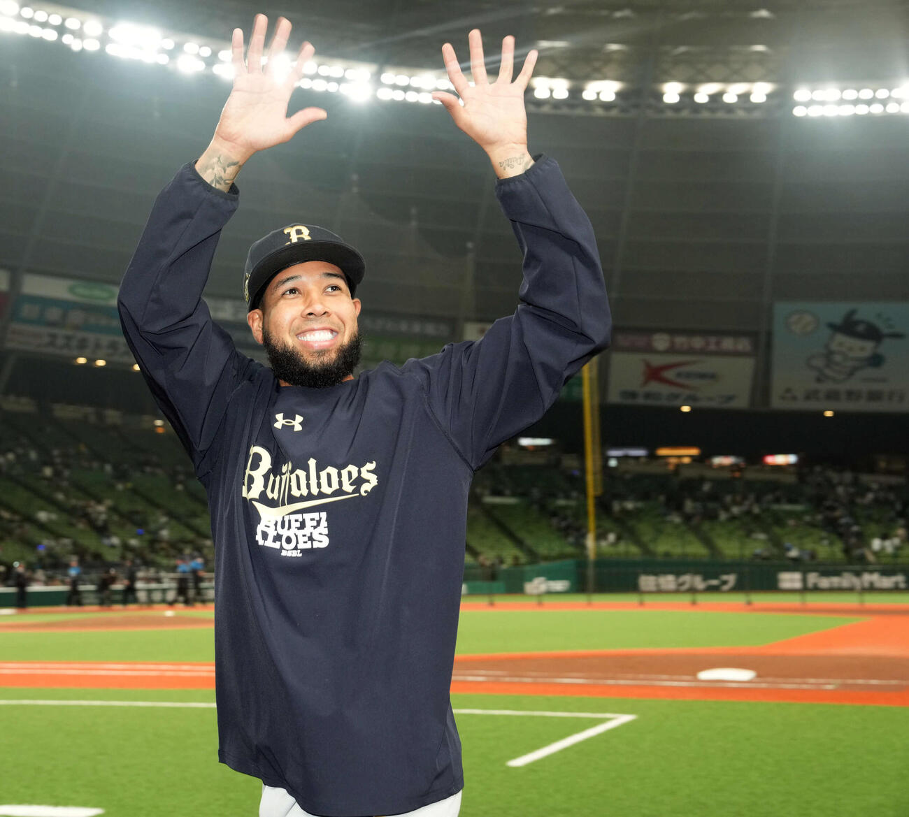 西武対オリックス　完封勝利を飾りファンの声援に応えるオリックスのエスピノーザ（撮影・たえ見朱実）
