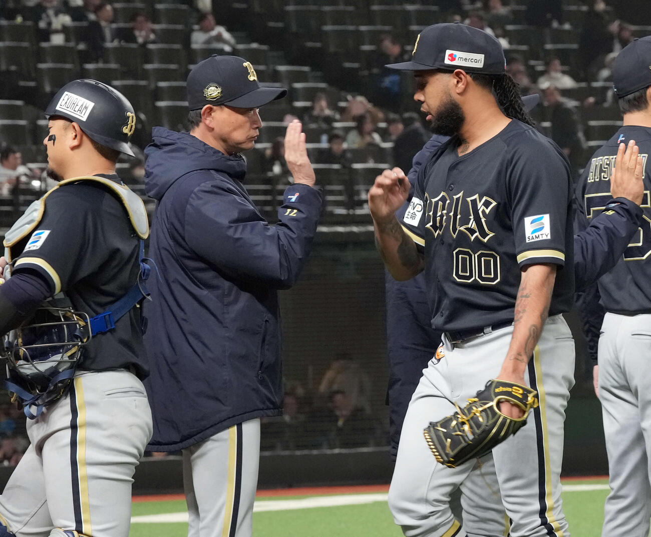 西武対オリックス　西武に勝利しエスピノーザを迎える岸田護監督（中央）（撮影・たえ見朱実）