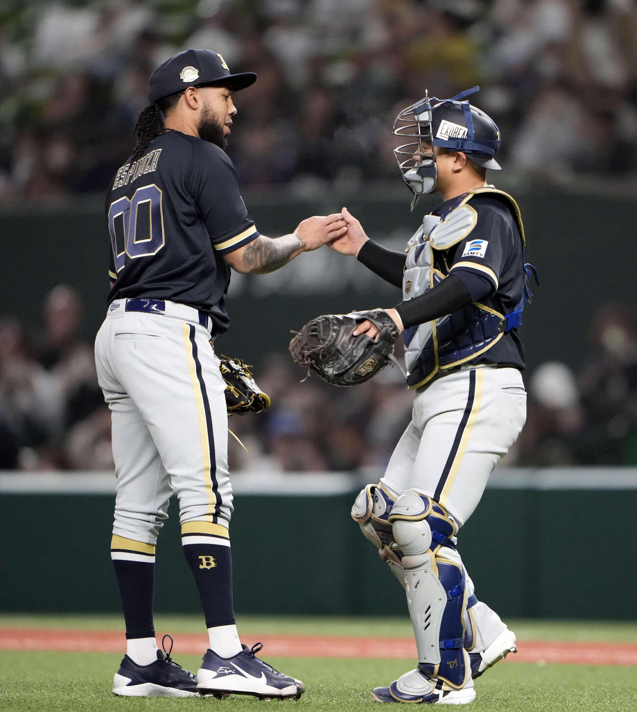 西武に完封勝利しタッチするオリックスエスピノーザ（左）と森友（撮影・小島史椰）