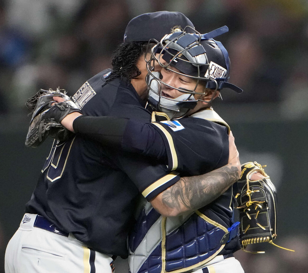 西武に完封勝利し抱き合うオリックスエスピノーザ（左）と森友（撮影・小島史椰）