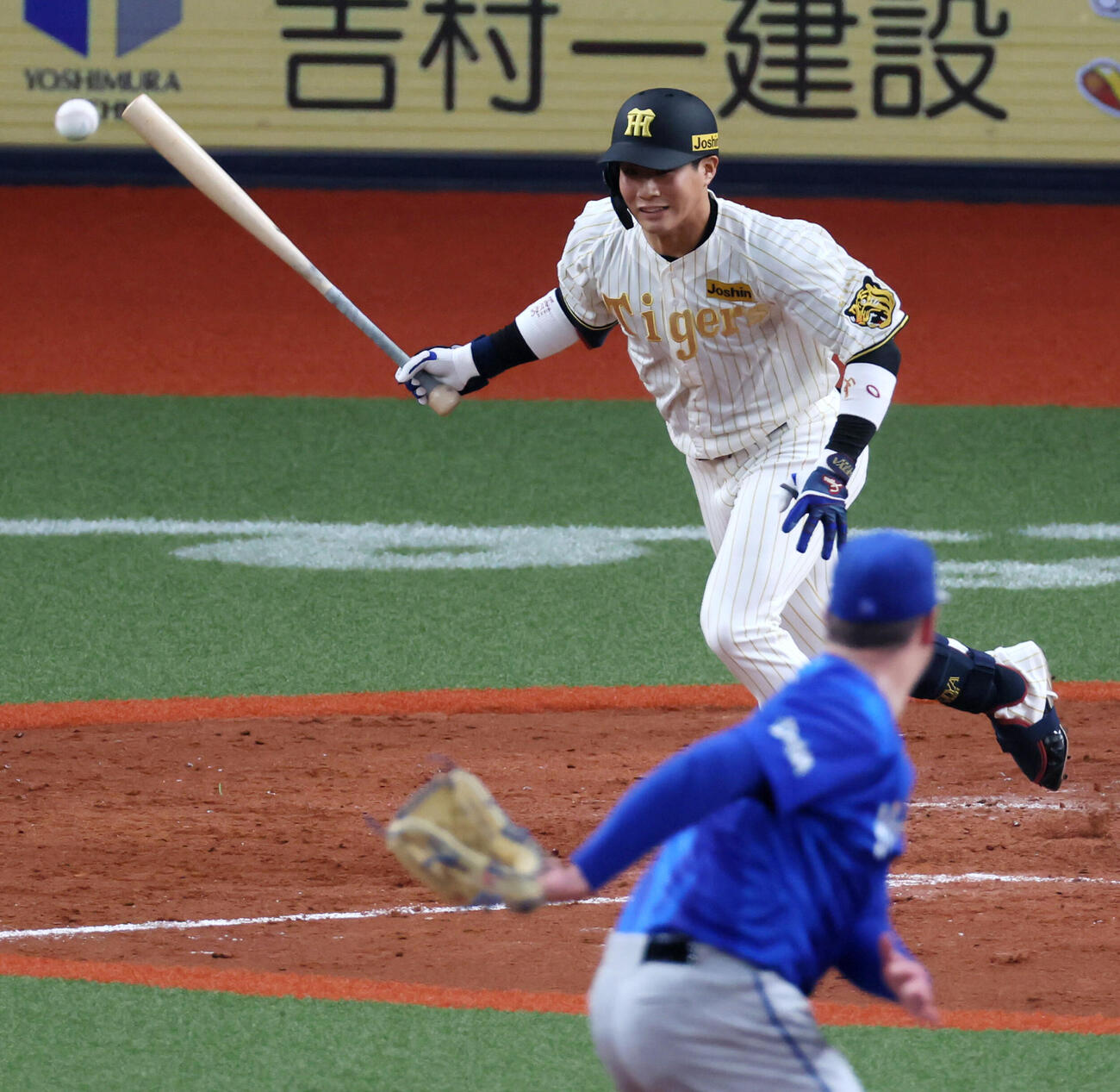 阪神対DeNA 5回裏阪神無死、木浪は内野安打で出塁。投手コックス（撮影・加藤哉）