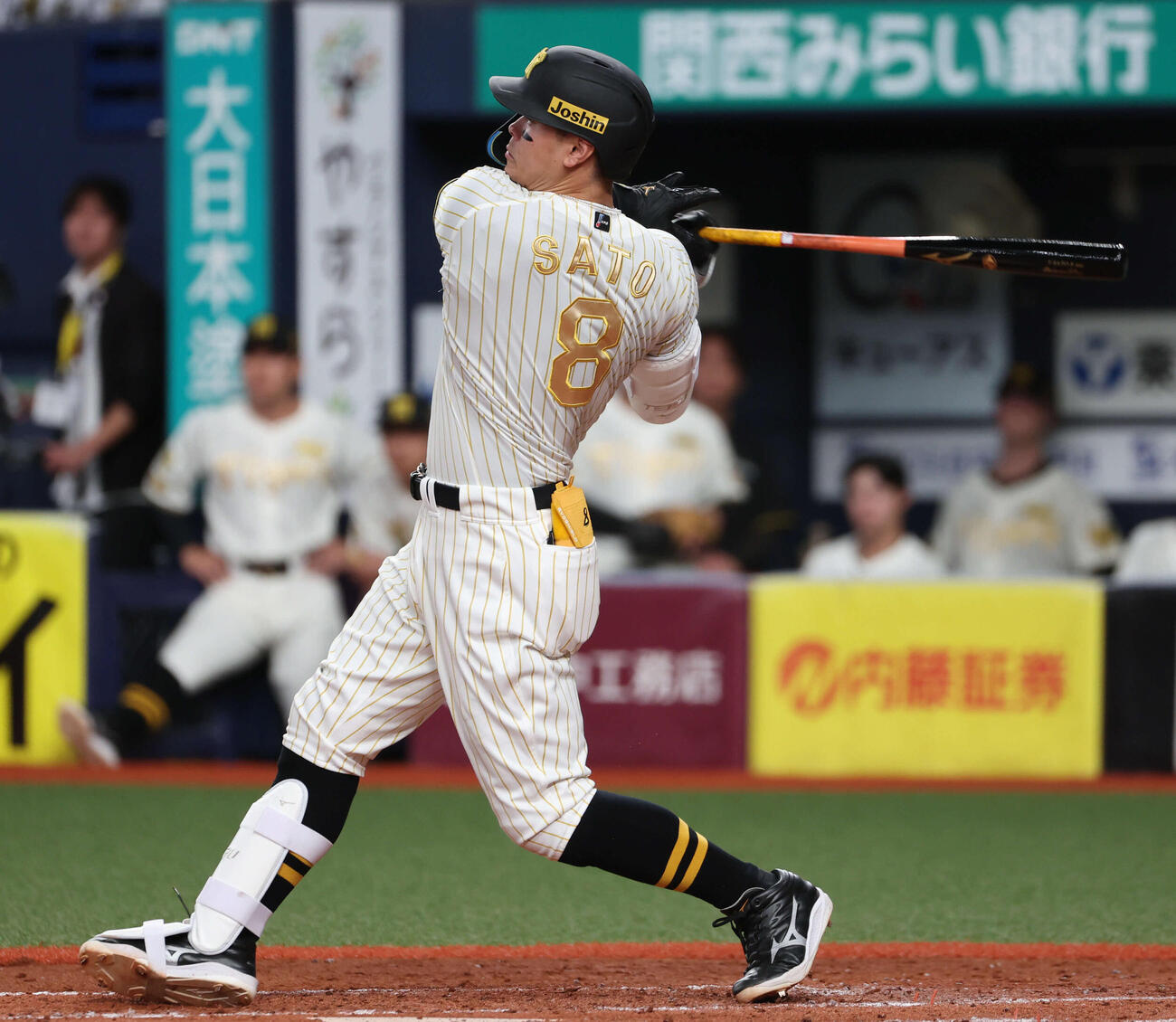 阪神対DeNA 4回裏阪神2死一塁、佐藤は右中間に安打を放つ（撮影・西尾就之）