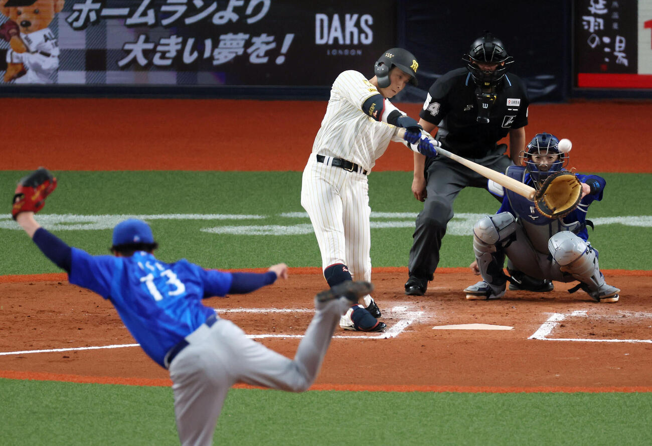 阪神対DeNA 7回裏阪神1死一塁、木浪は左越え二塁打を放つ。投手伊勢（撮影・加藤哉）
