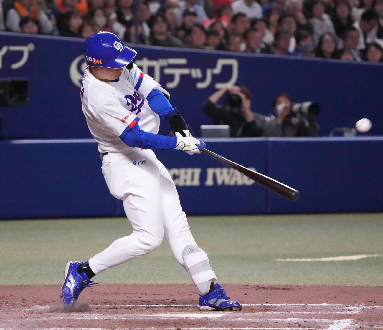 中日対巨人　7回裏中日2死一塁、左越え2点本塁打を放つ福永（撮影・森本幸一）
