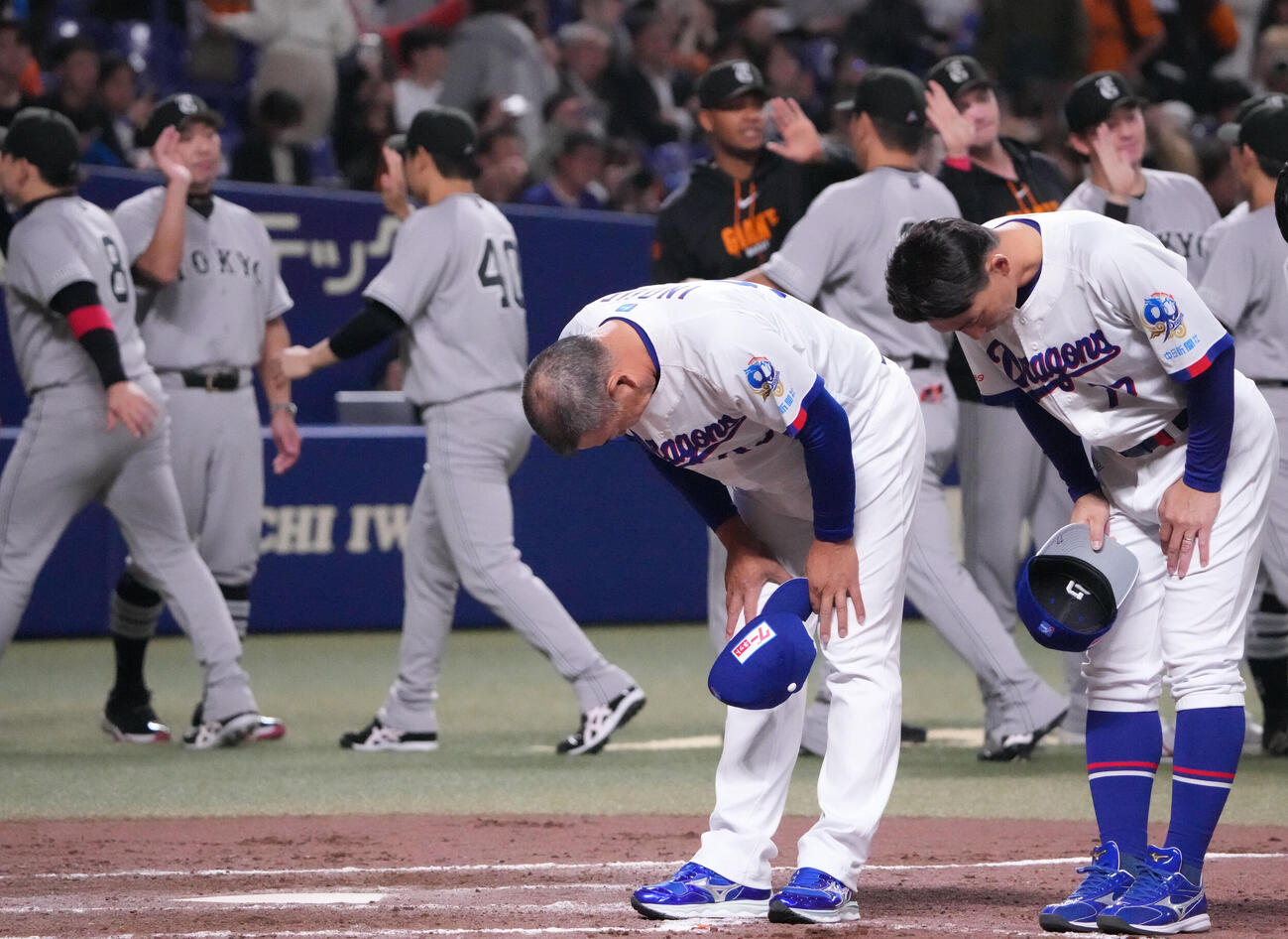 中日対巨人　試合終了、井上監督（手前・左）は整列しスタンドの観客にあいさつをする（撮影・森本幸一）