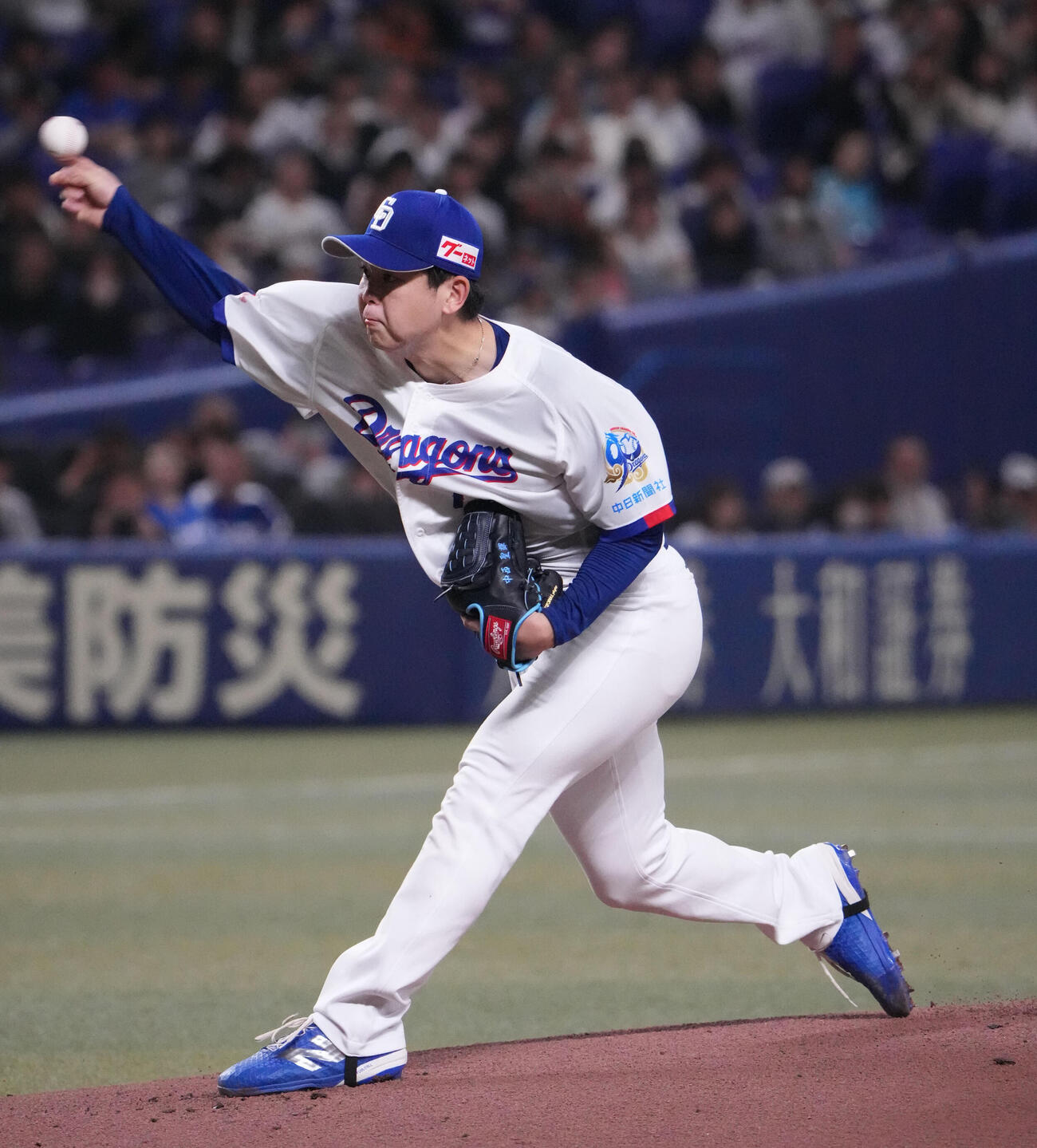 中日対巨人　1回表、登板する中日先発の中西（撮影・森本幸一）