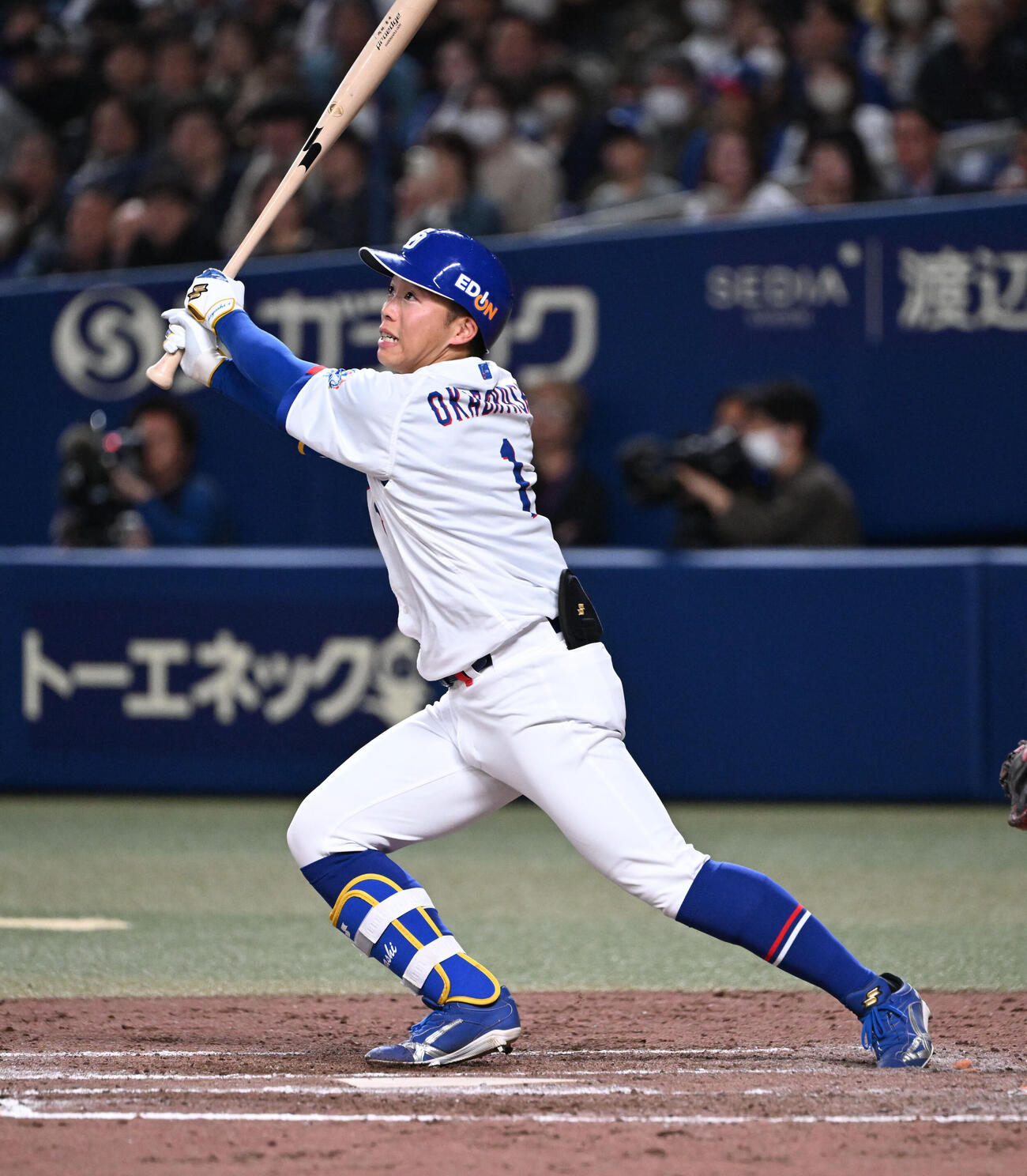 中日対巨人　3回裏中日1死一、三塁、左犠飛を放つ岡林（撮影・和賀正仁）