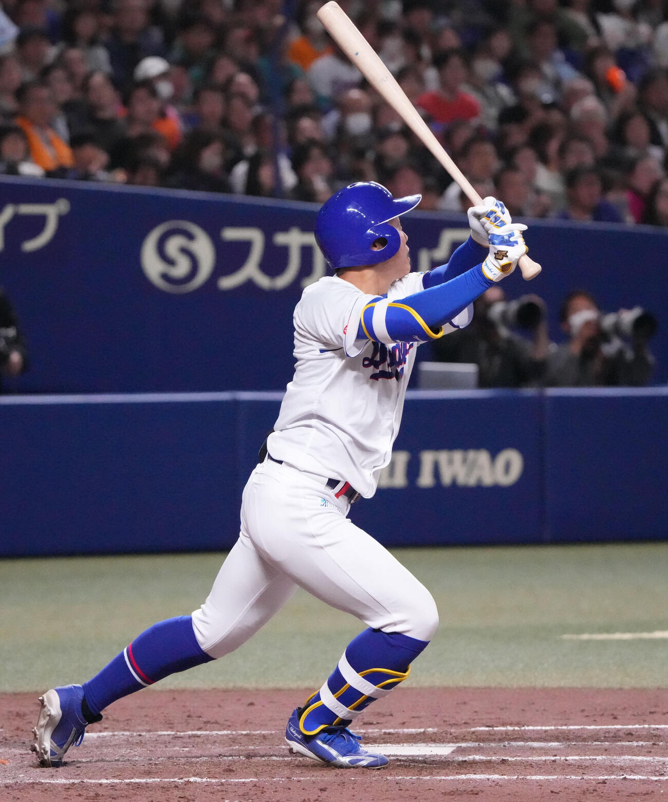 中日対巨人　3回裏中日1死一、三塁、左犠飛を放つ岡林（撮影・森本幸一）
