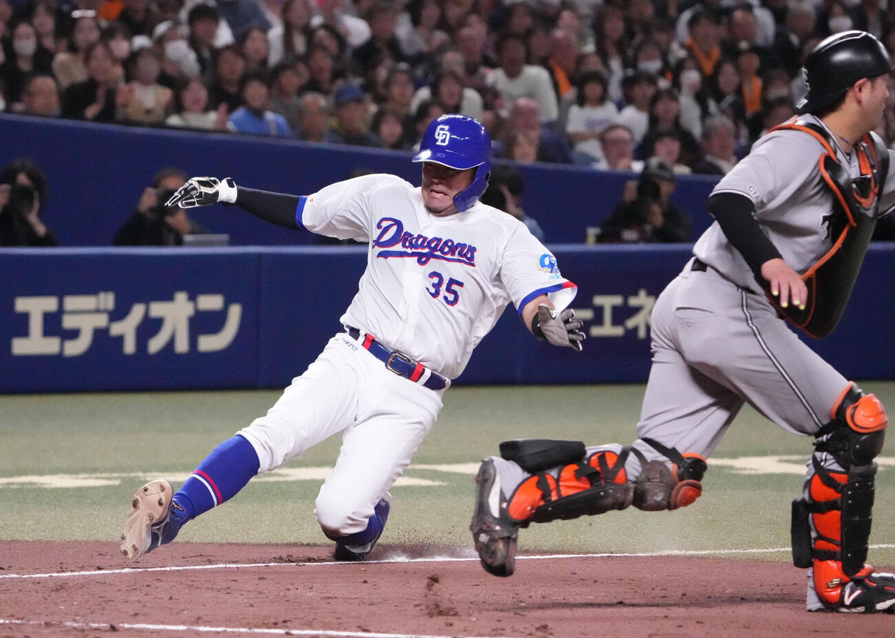 中日対巨人　3回裏中日1死一、三塁、岡林の左犠飛で生還する木下（左）捕手は岸田（撮影・森本幸一）
