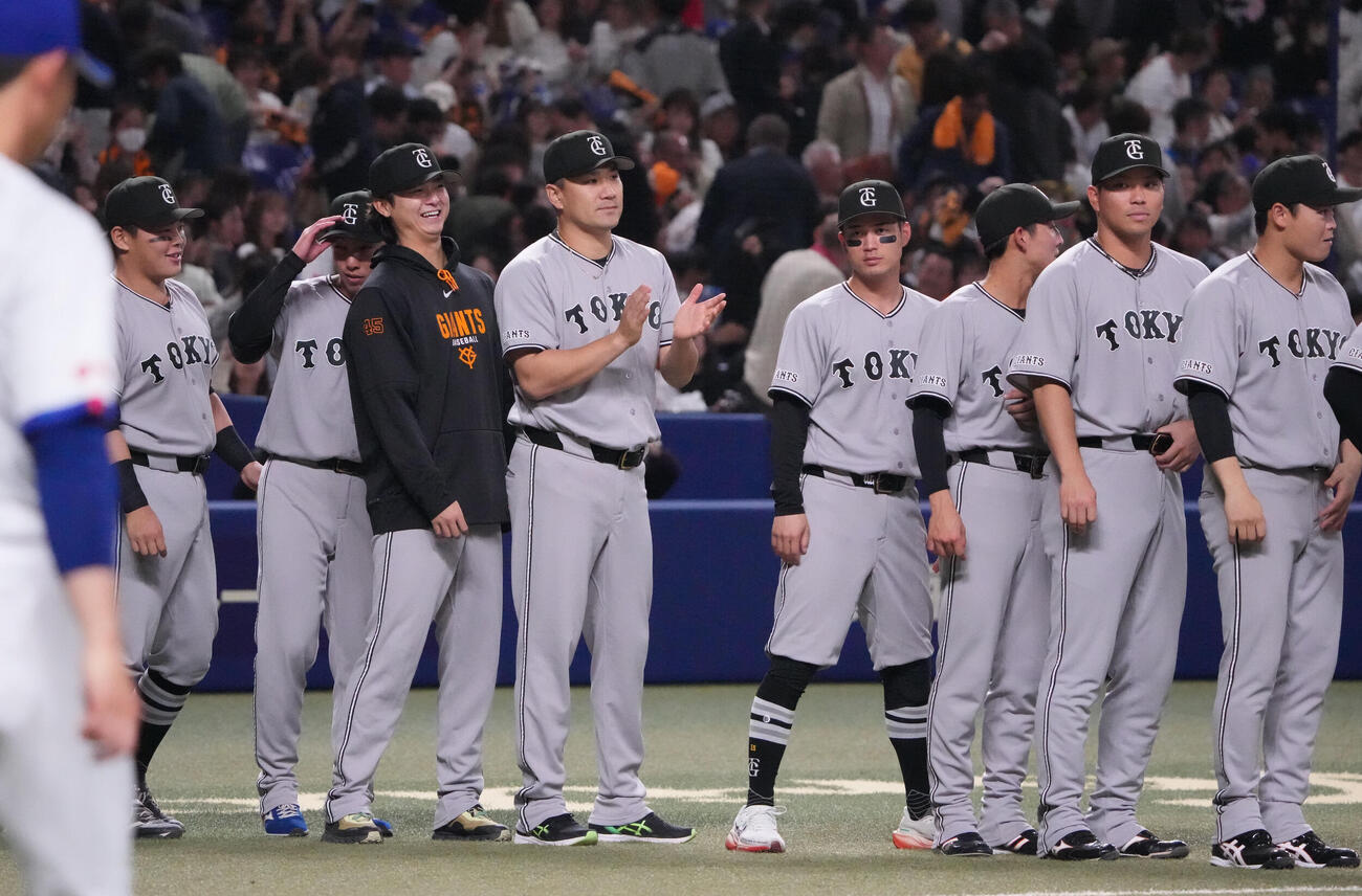 中日対巨人　試合終了、田中将（中央）はナインを迎える（撮影・森本幸一）