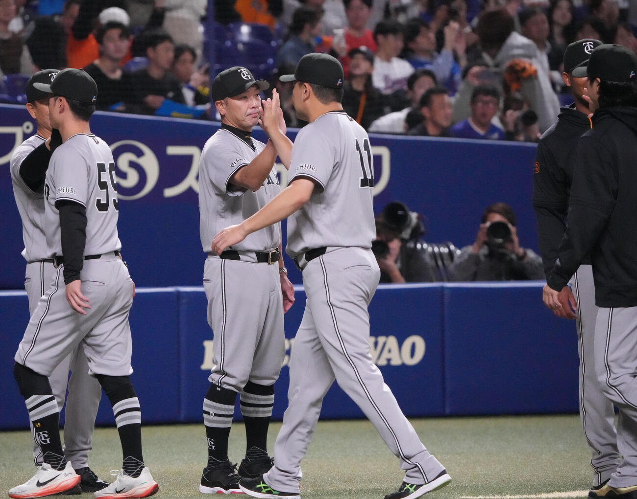 中日対巨人　試合終了、阿部監督（左から3人目）は田中将らナインを迎える（撮影・森本幸一）