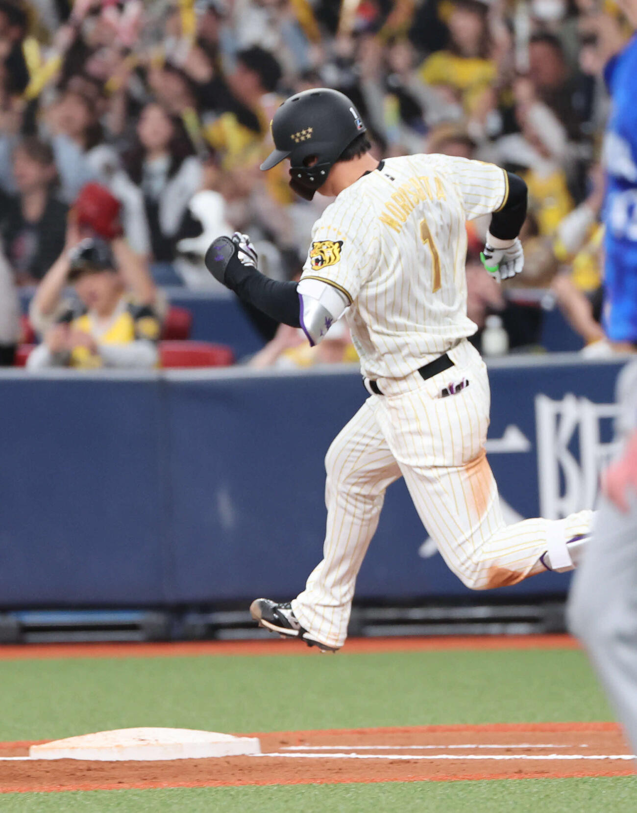 阪神対DeNA 6回裏阪神2死、森下は本塁打を放ち、ジャンプして一塁ベースを踏む（撮影・西尾就之）