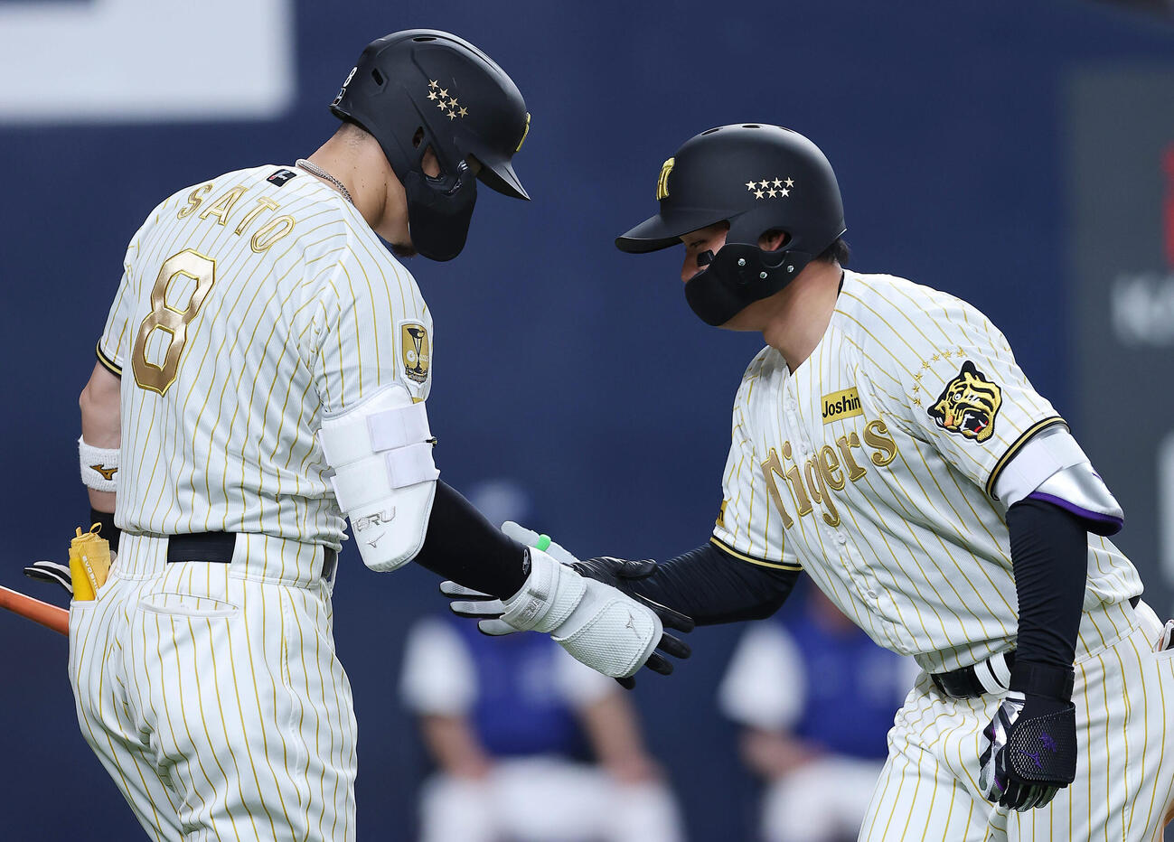 阪神対DeNA 6回裏阪神2死、左越え本塁打を放ち佐藤（左）に迎えられる森下（撮影・前田充）