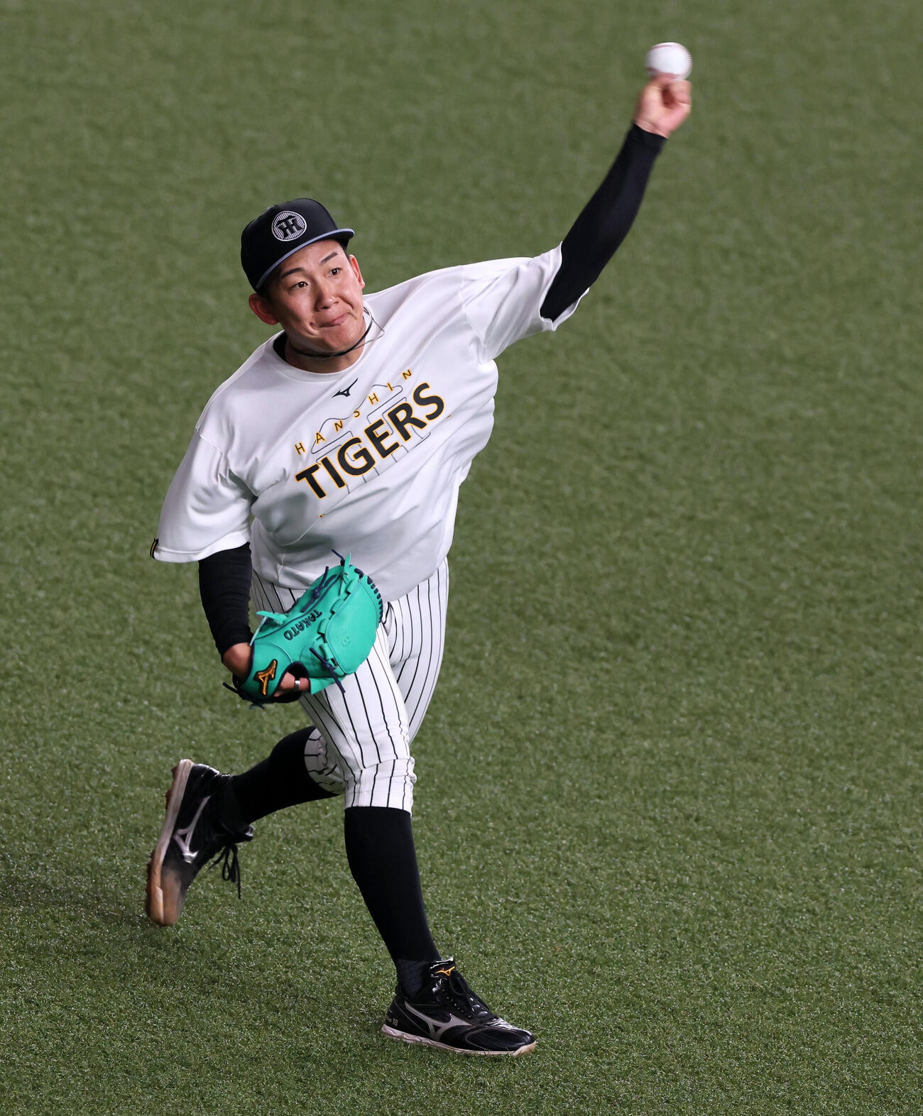 阪神対DeNA　練習でキャッチボールする阪神伊原（撮影・加藤哉）