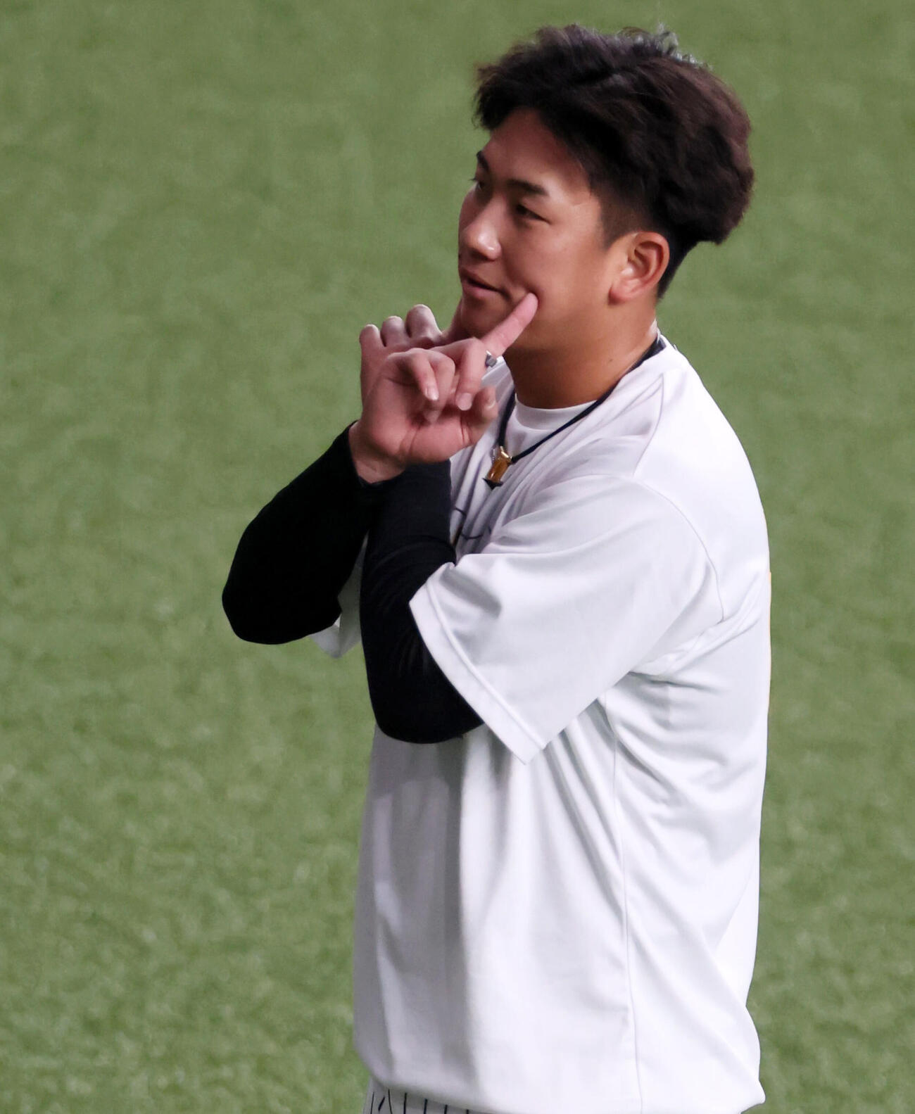 阪神対DeNA　練習中、ほっぺに指を当てる阪神伊原（撮影・加藤哉）
