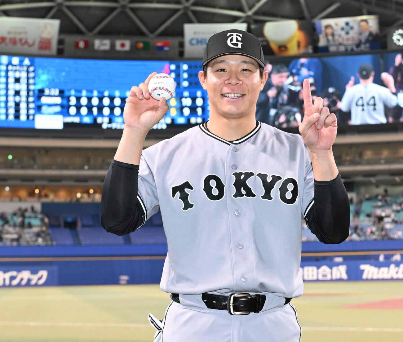 中日対巨人　プロ初本塁打を放った巨人佐々木はボールを手にポーズ（撮影・和賀正仁）