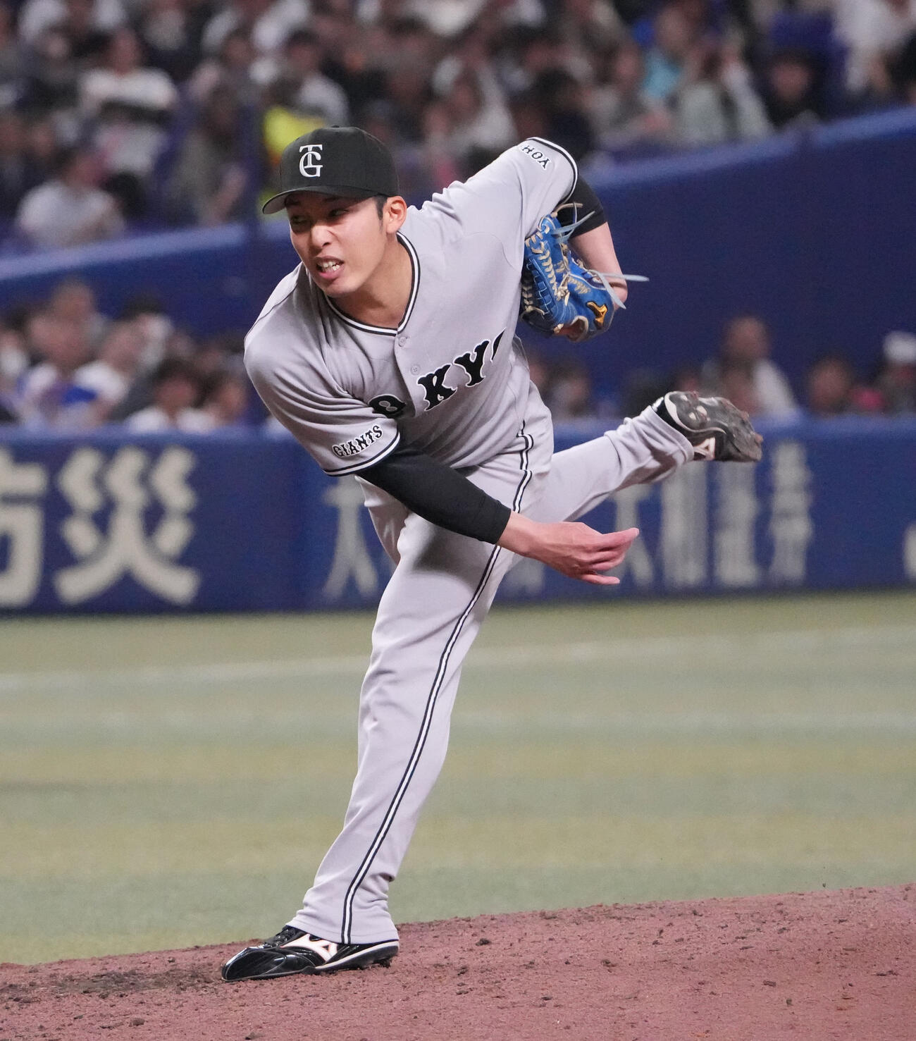 中日対巨人　6回裏中日2死二、三塁、巨人2番手で登板する赤星（撮影・森本幸一）