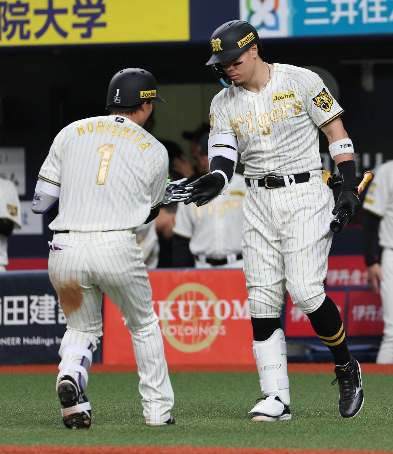 阪神対DeNA 6回裏阪神2死、本塁打の森下を迎える佐藤（撮影・西尾就之）