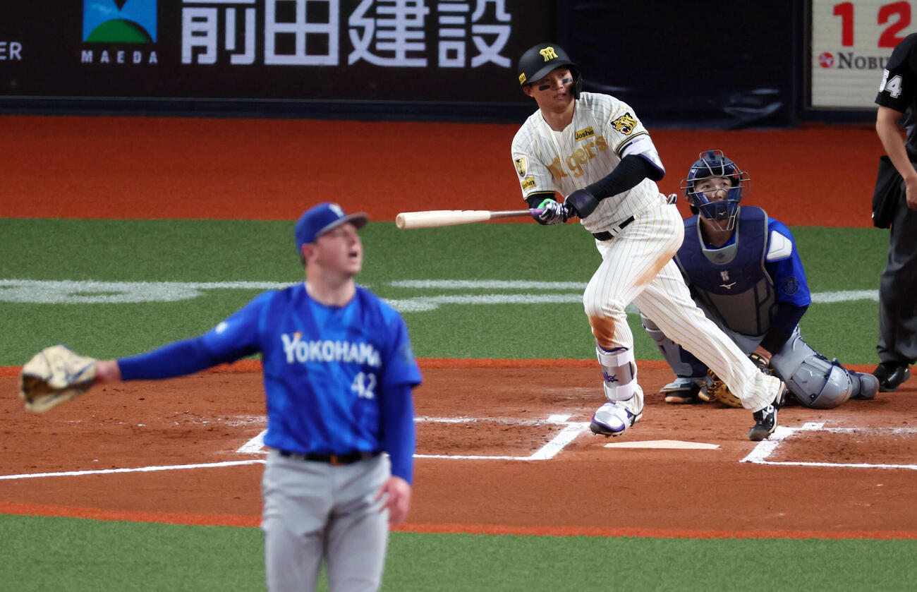 阪神対DeNA 6回裏阪神2死、森下は左越えソロ本塁打を放つ。投手コックス（撮影・加藤哉）
