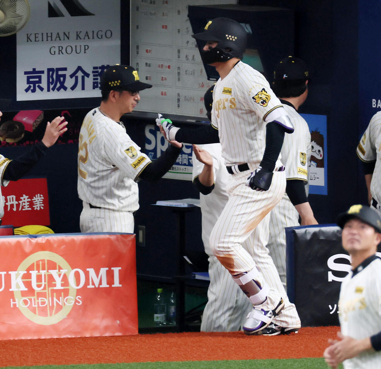 阪神対DeNA 6回裏阪神2死、森下は左越えソロ本塁打を放ちベンチの藤川監督（左）とタッチする（撮影・加藤哉）