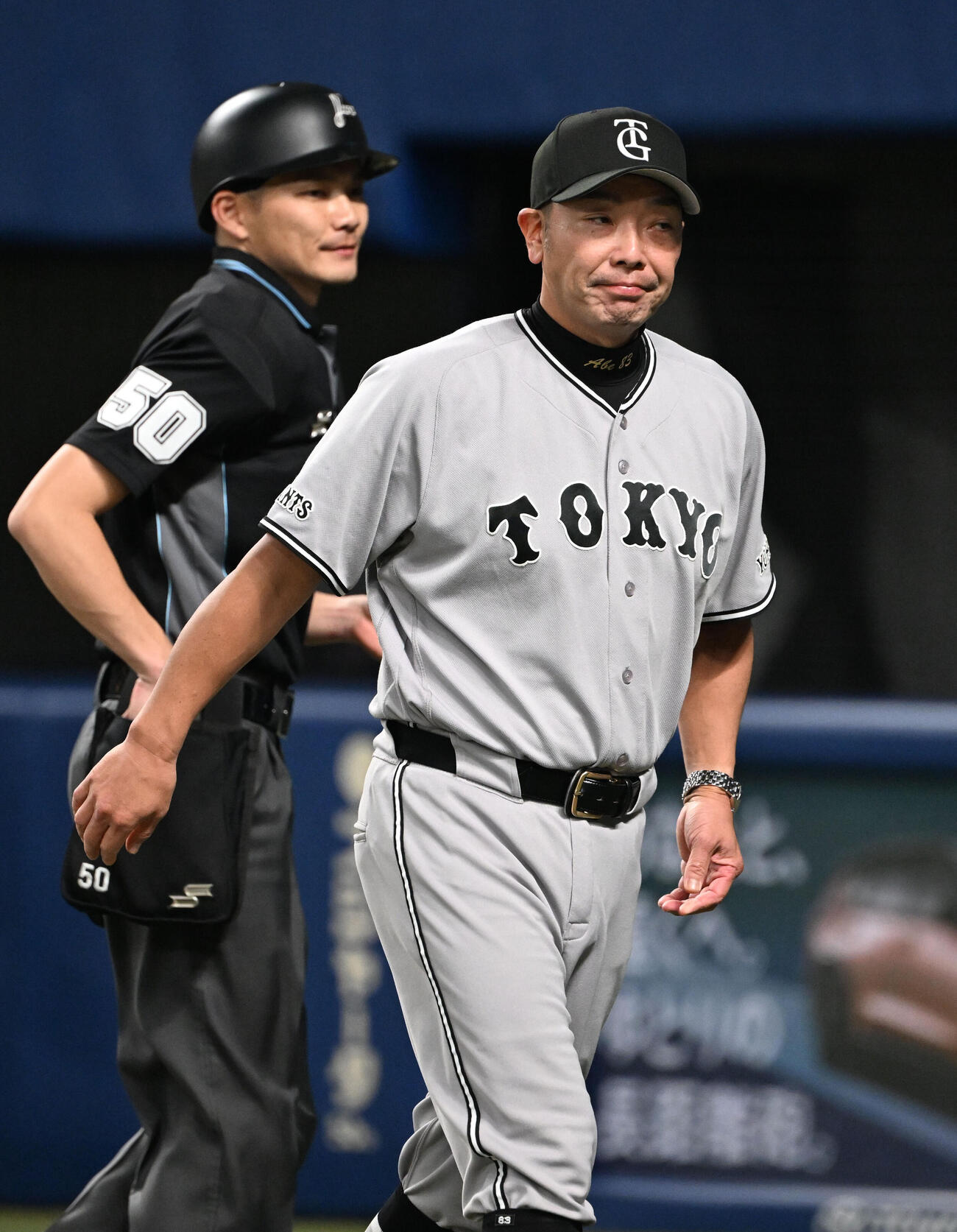 中日対巨人　8回表を終え、選手の交代を告げる巨人阿部監督（撮影・和賀正仁）