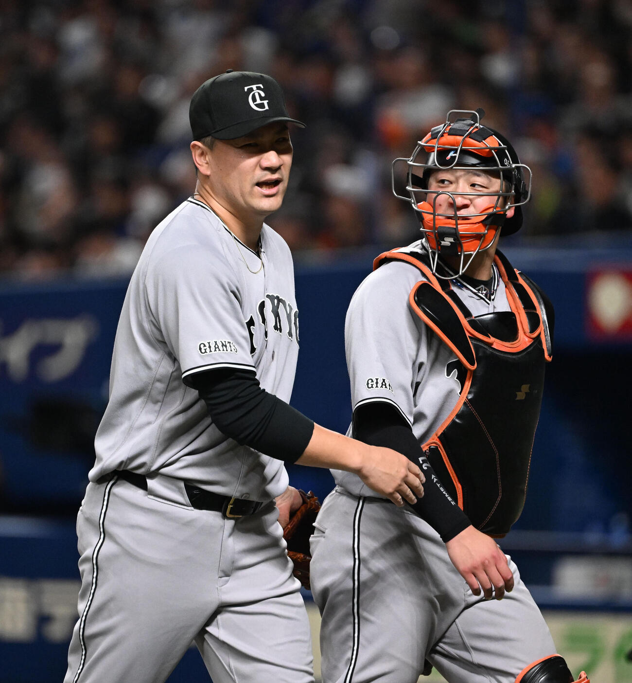 中日対巨人　4回裏中日2死一、二塁、木下を二ゴロに抑え、ベンチに引き揚げる田中将（左）（撮影・和賀正仁）