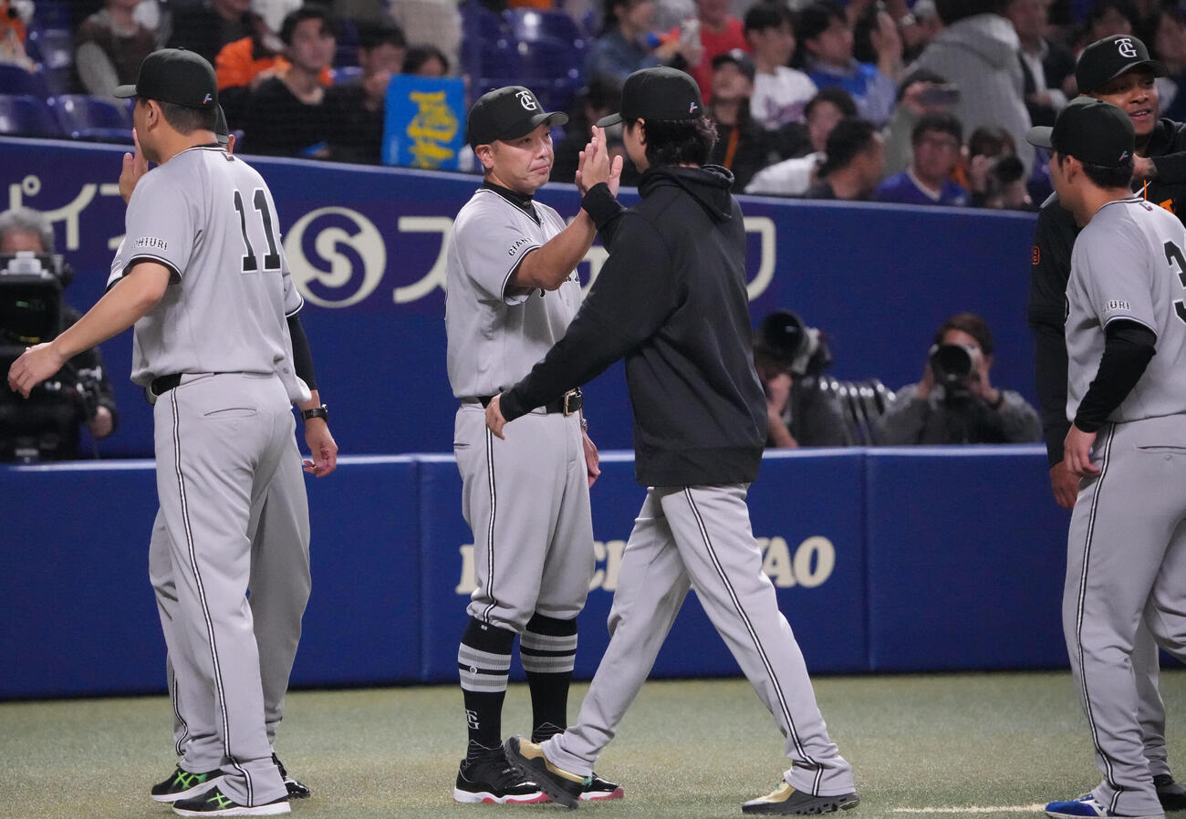 中日対巨人　試合終了、阿部監督（左から3人目）は田中将らナインを迎える（撮影・森本幸一）