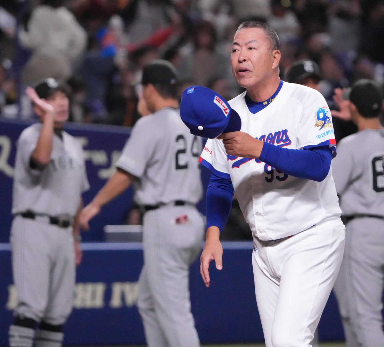 中日対巨人　試合終了、井上監督（手前・右）は整列しスタンドの観客にあいさつをする（撮影・森本幸一）