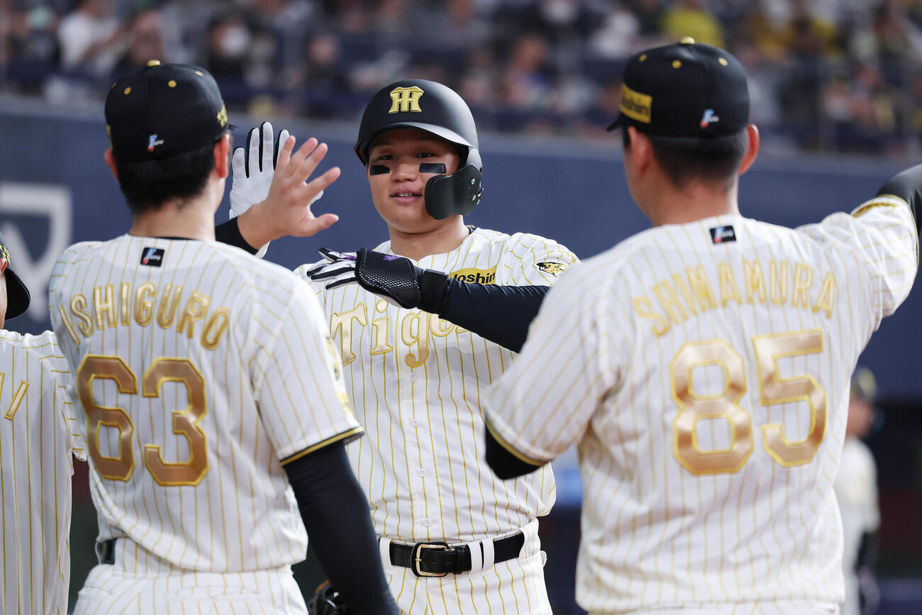 阪神対DeNA 6回裏阪神2死、左越え本塁打を放ちナインに迎えられる森下（撮影・前田充）