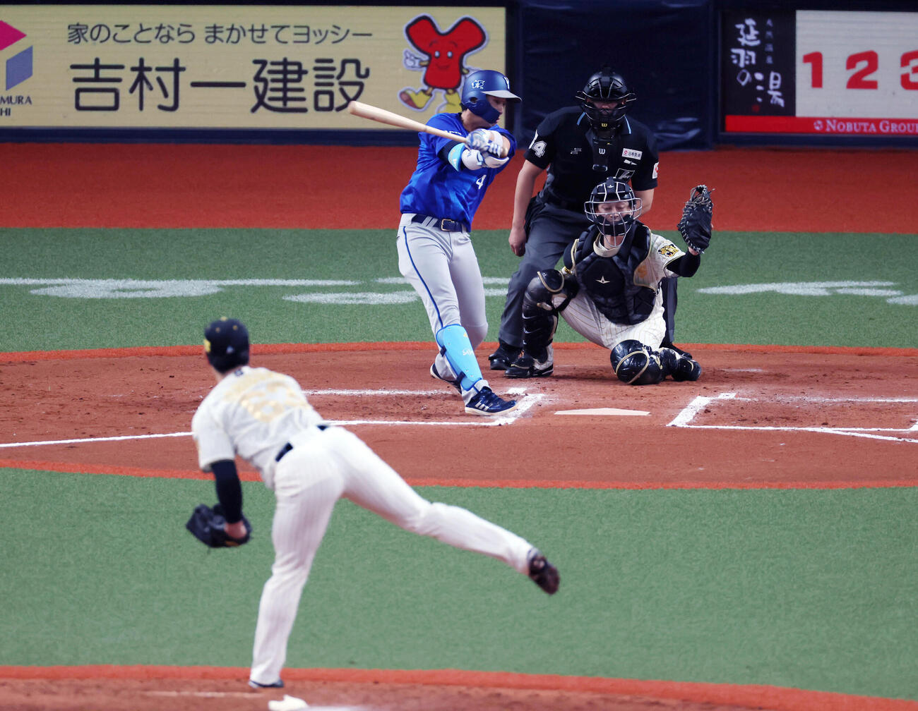 阪神対DeNA 7回表DeNA1死、三振に倒れる度会。投手石黒（撮影・加藤哉）